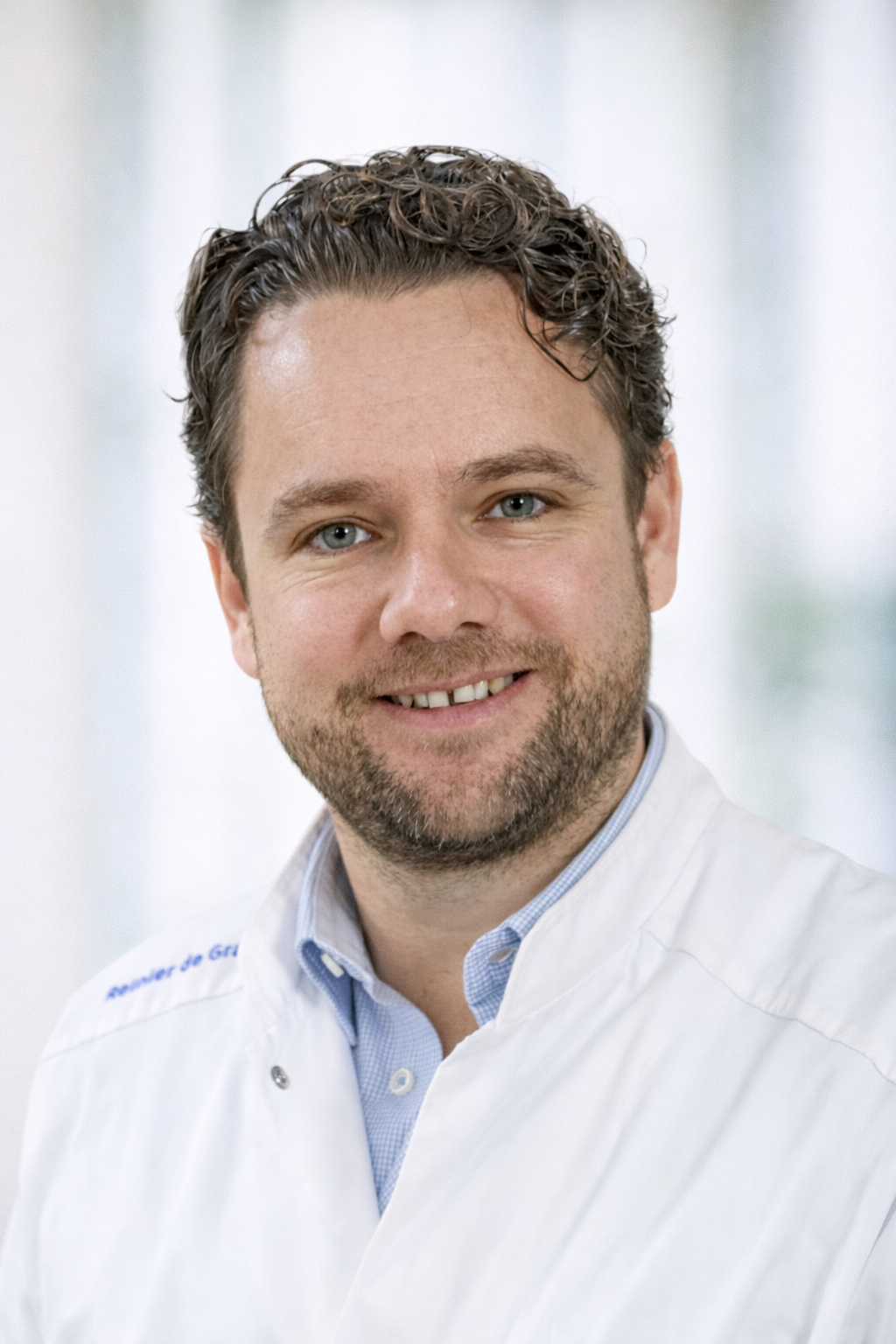 Portrait of Bob Bloemendaal, Surgeon and Clinical Advisor at SATA Medical.