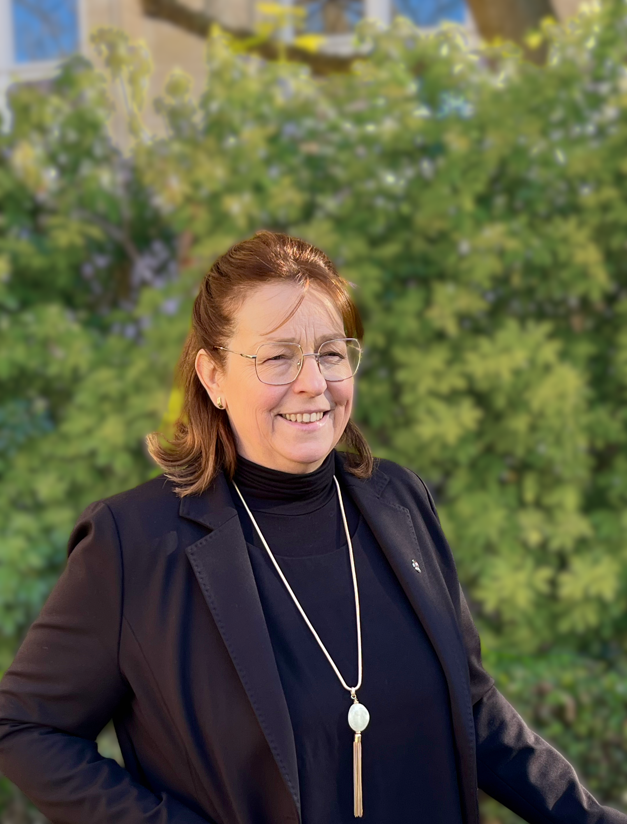 Sophie Errante dans le jardin de l'Assemblée nationale