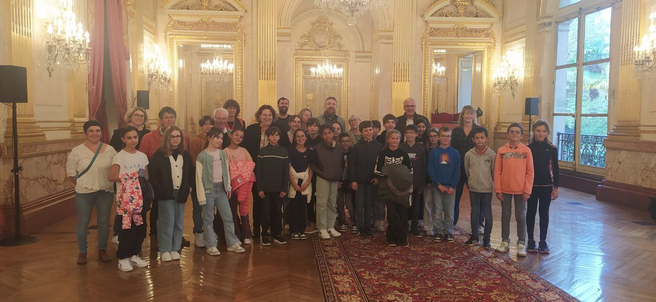 Visite des élus adultes et enfants et des agents de la Chapelle-Heulin à l’Assemblée nationale&nbsp;