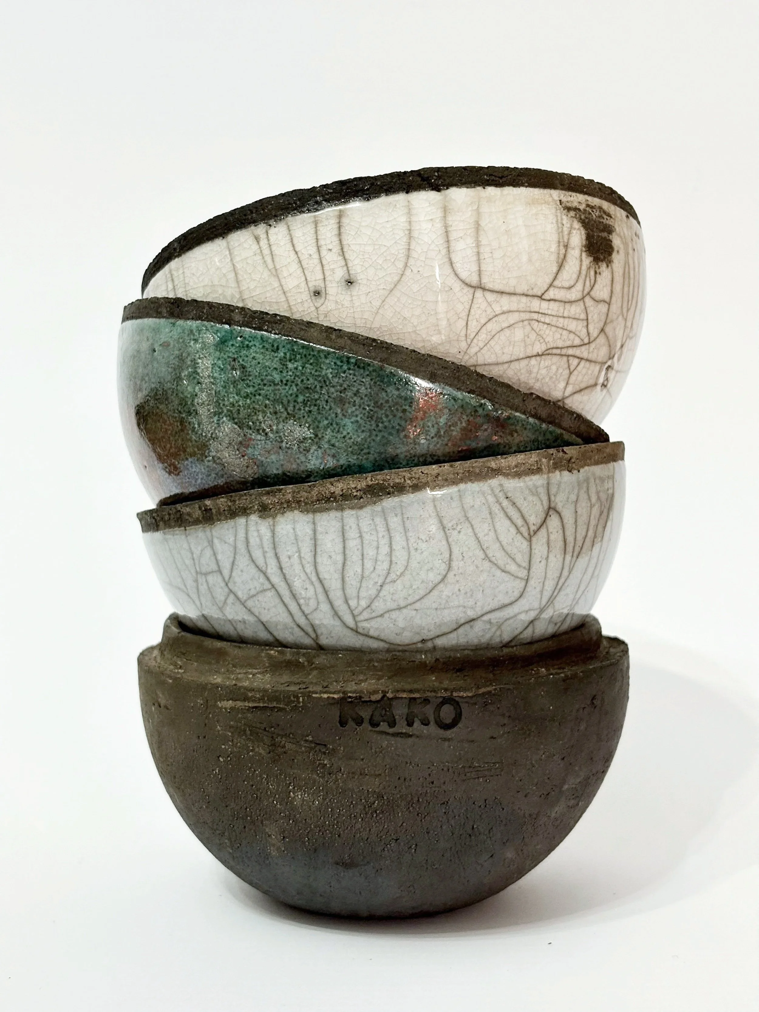 Set di tre ciotole di ceramica sovrapposte, con superficie lucida, decorazioni e il marchio 'NAKO' sulla base.