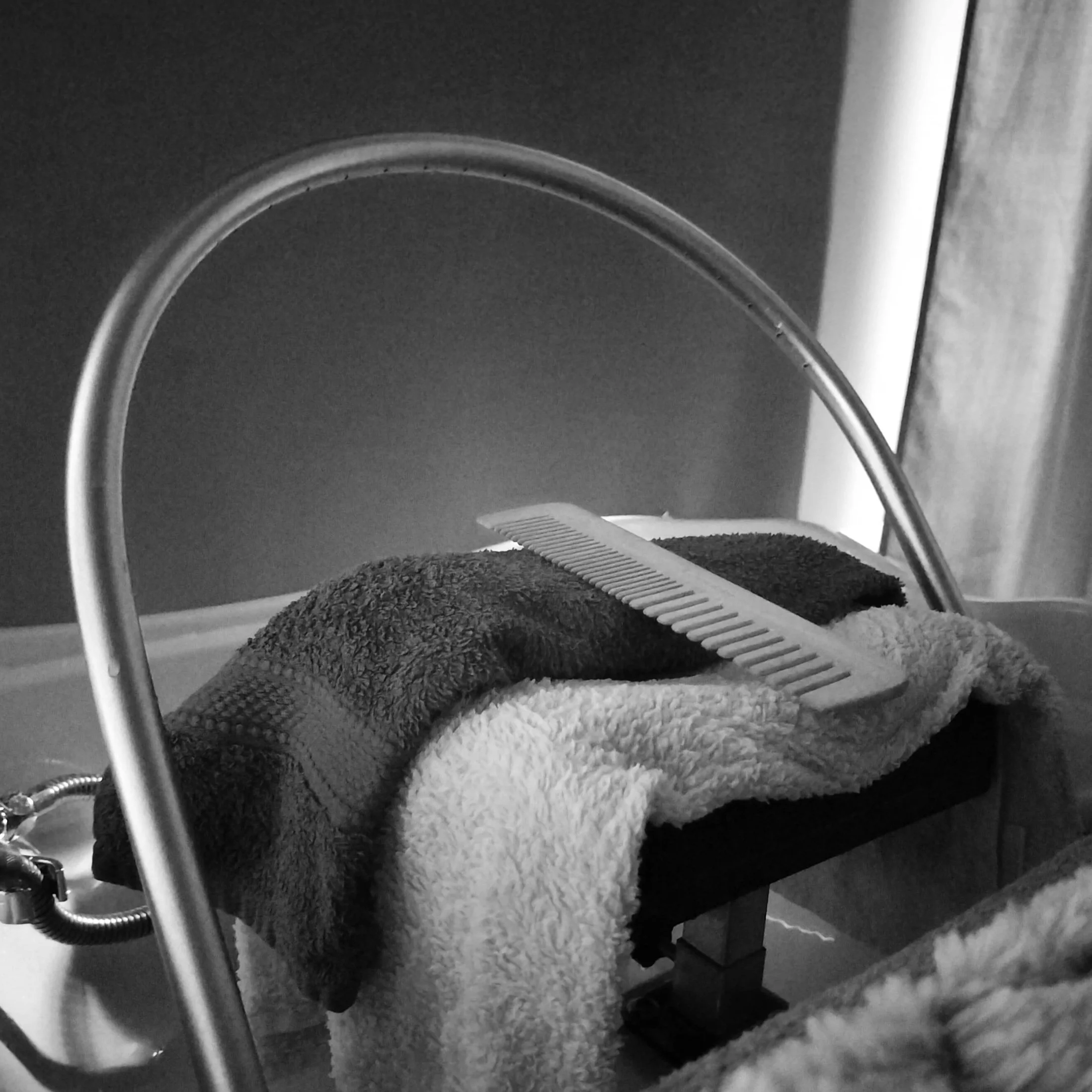 Machine aide spa machine avec un arc ou de la pluie d'eau chaude tombe sur les cheveux et la nuque serviette douceur peigne cuir chevelu