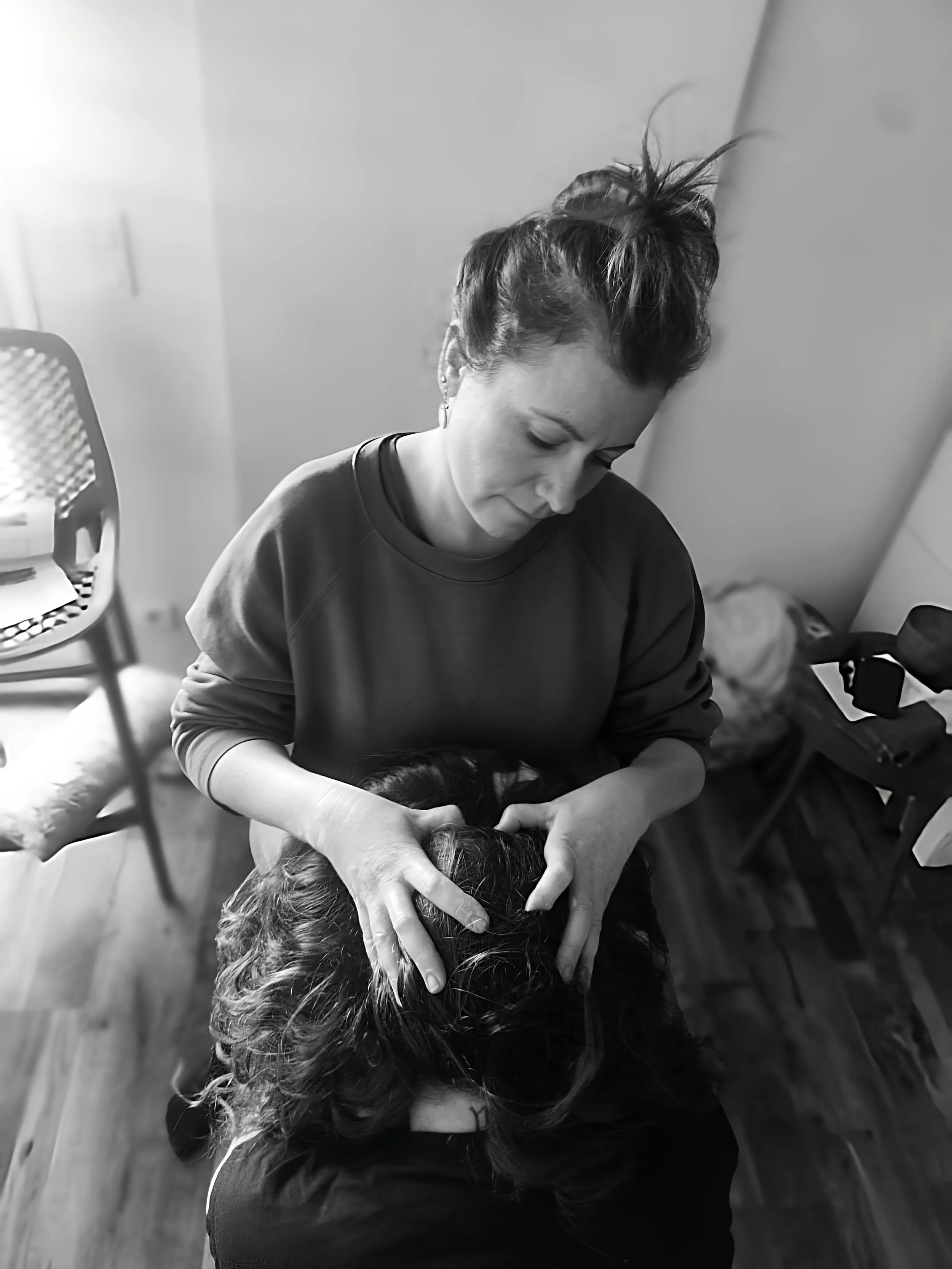 massage assis habillé sur une chaise ergonomique.La personne se fait masser le cuir chevelu