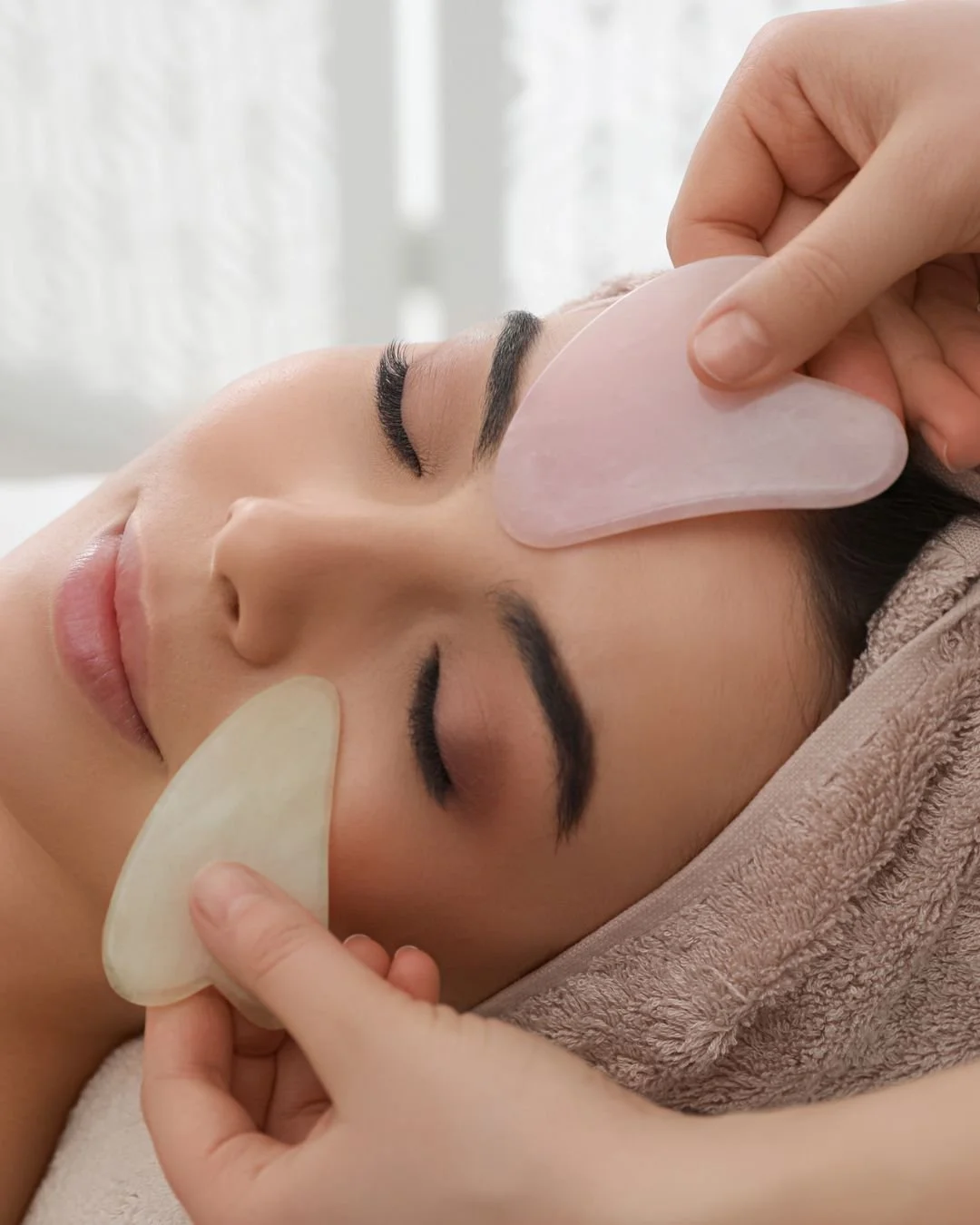 Visage qui se fait masser avec des gouacha