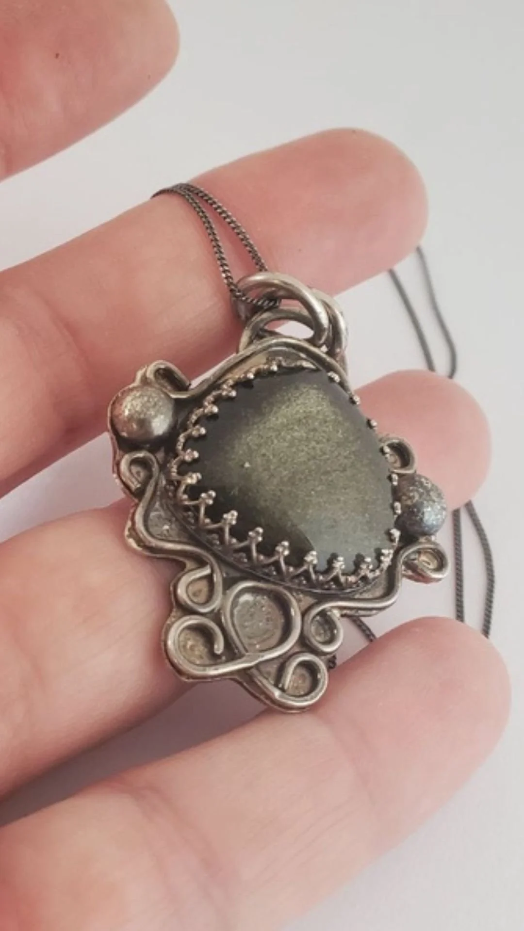collier avec pendentif obsidienne en argent massif.Pierre naturelle mordorée sertie couronne.Travail finement ciselé et réalisé.