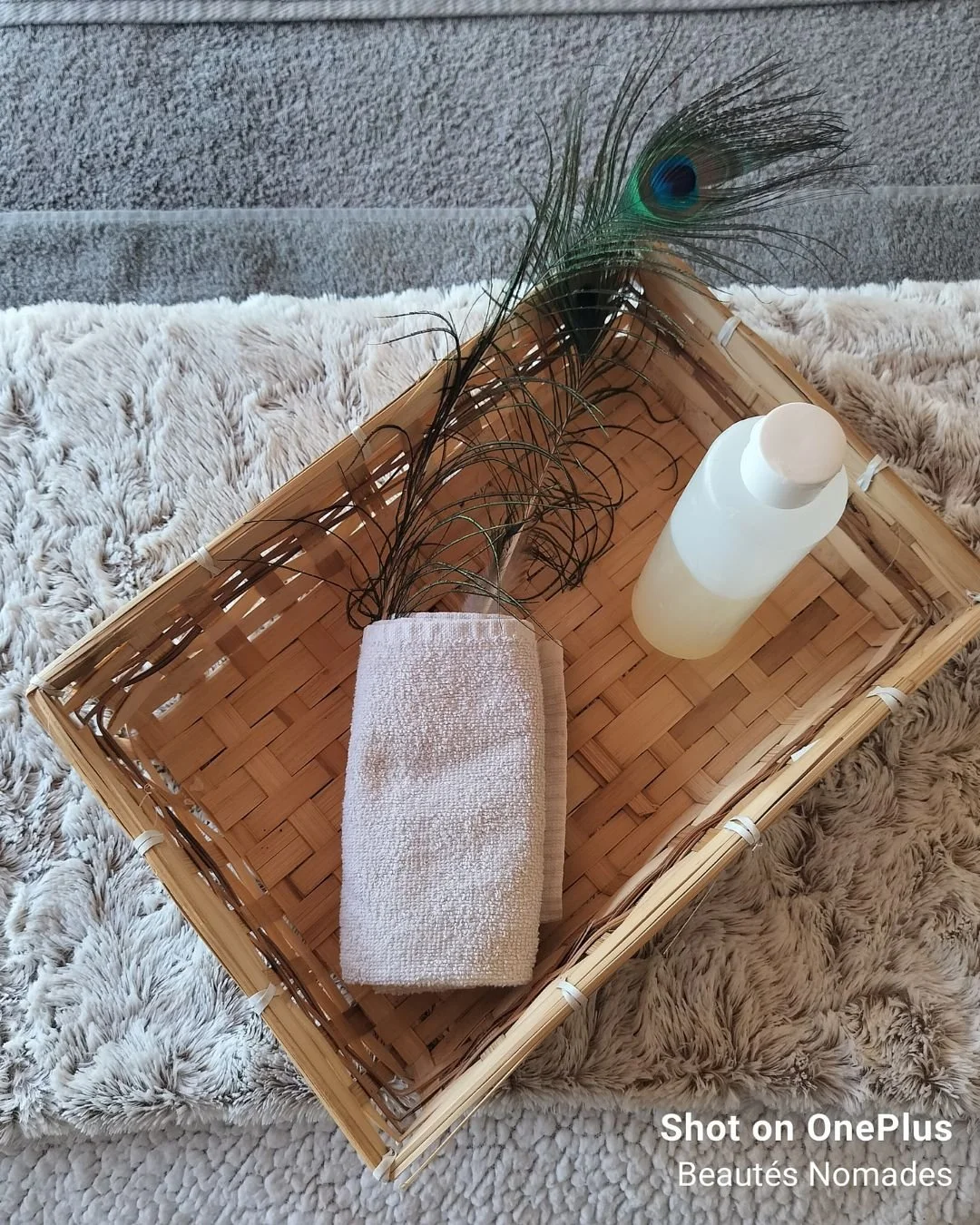 panier osier avec plume de apon et huile chaude.plaid doux, table de massage.