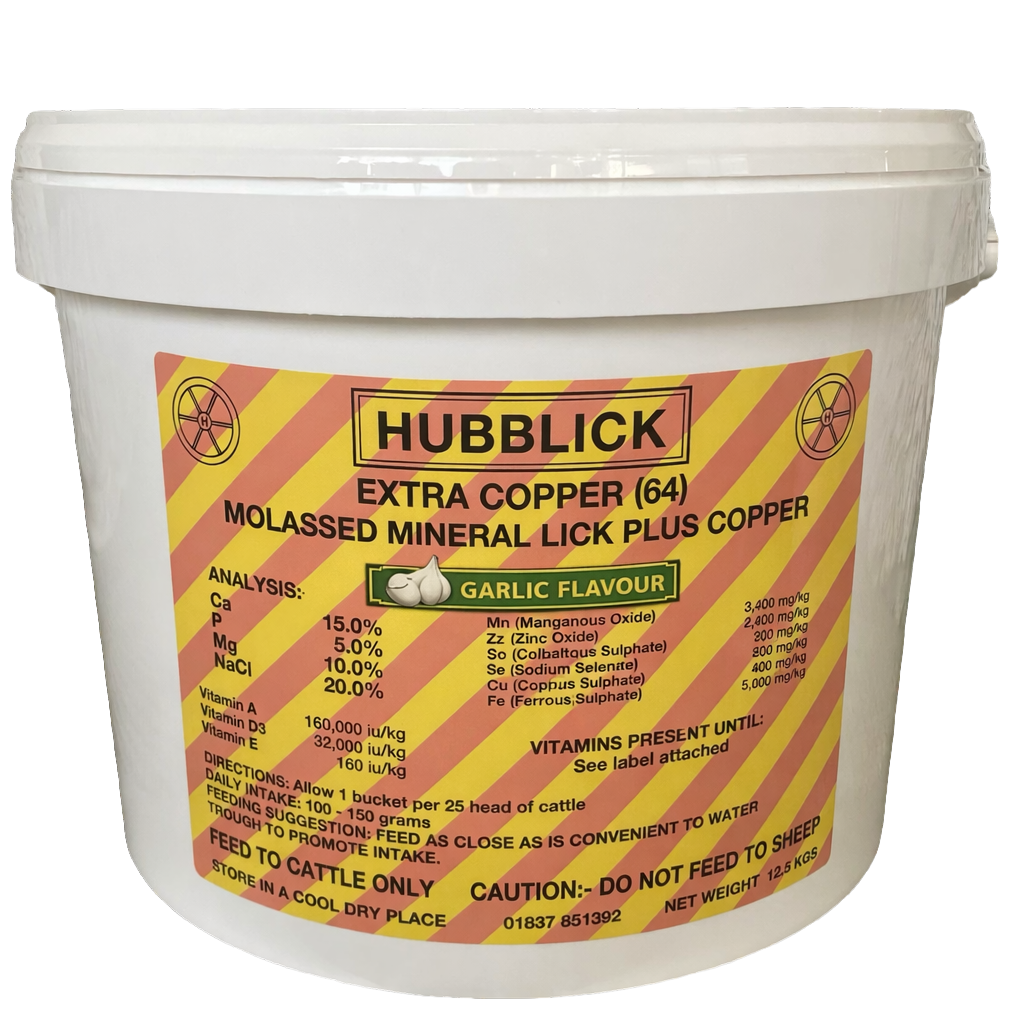 Bucket of Hubble Extra Copper molassed mineral lick for livestock, garlic flavor, with nutritional analysis and feeding instructions on a yellow and pink striped label.