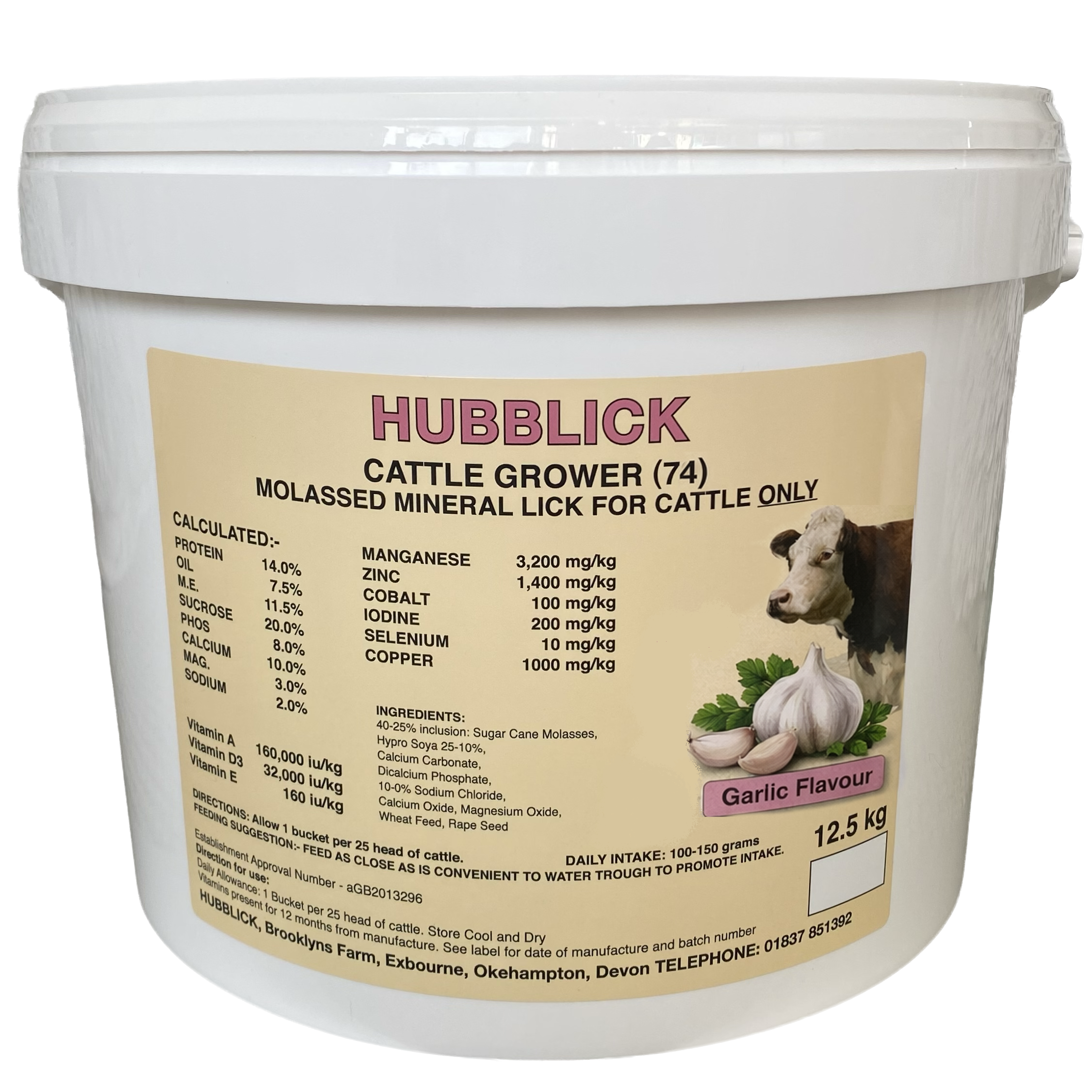 A white tub of cattle mineral lick with a label indicating it is for cattle, flavor garlic, weighing 12.5 kg, produced by HUBBLICK. The label includes nutritional information, ingredients, and contact details.