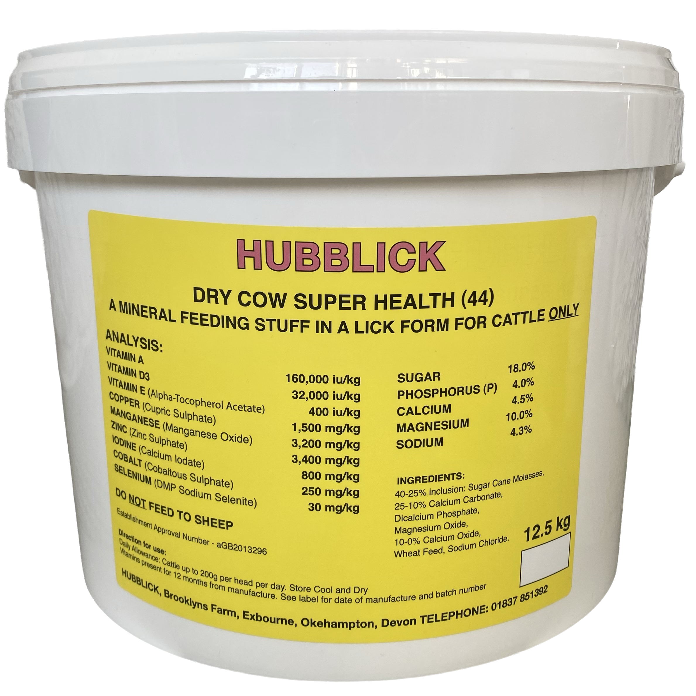 A large white bucket labeled 'HUBBLICK' containing mineral feed for cows, with detailed nutritional analysis and ingredients, including sugar, phosphorus, calcium, magnesium, and sodium, and a weight of 12.5 kg.