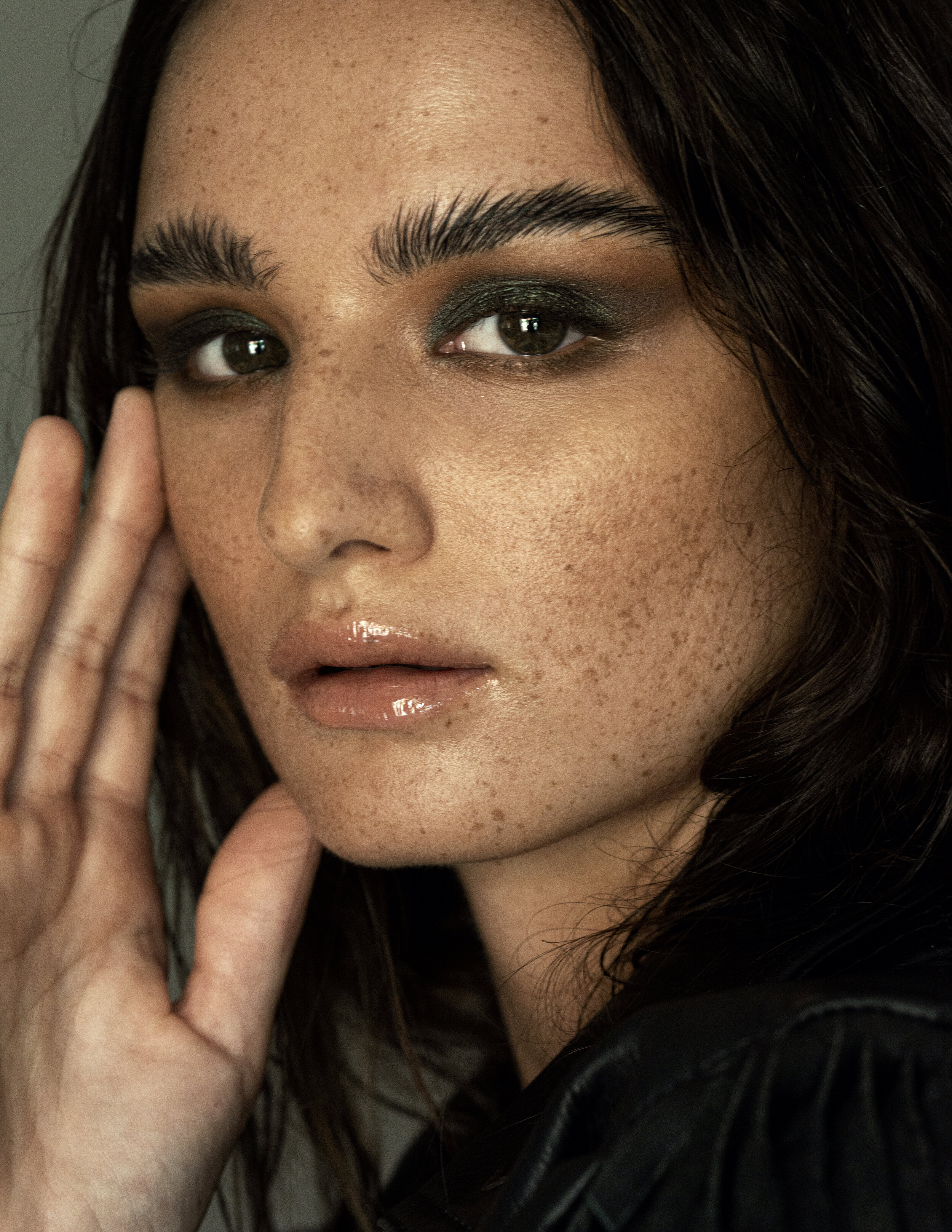  90s makeup London, somerset , beauty makeup artist smokey eyes lip gloss 