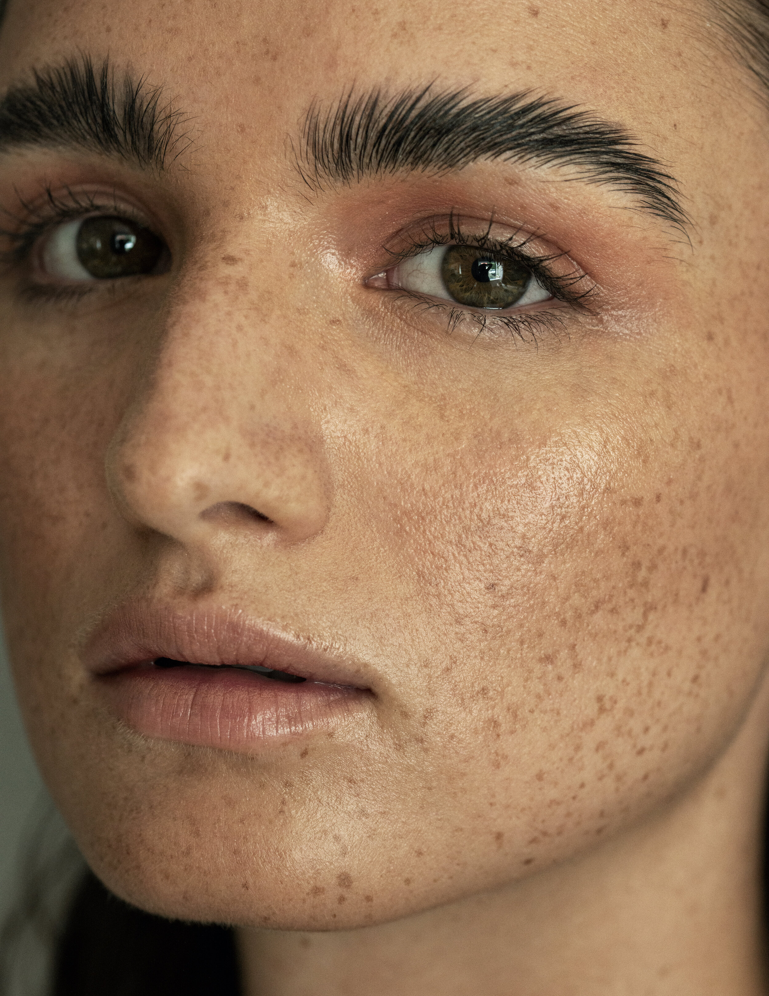  90s makeup London makeup artist smokey eyes feather eyebrow 