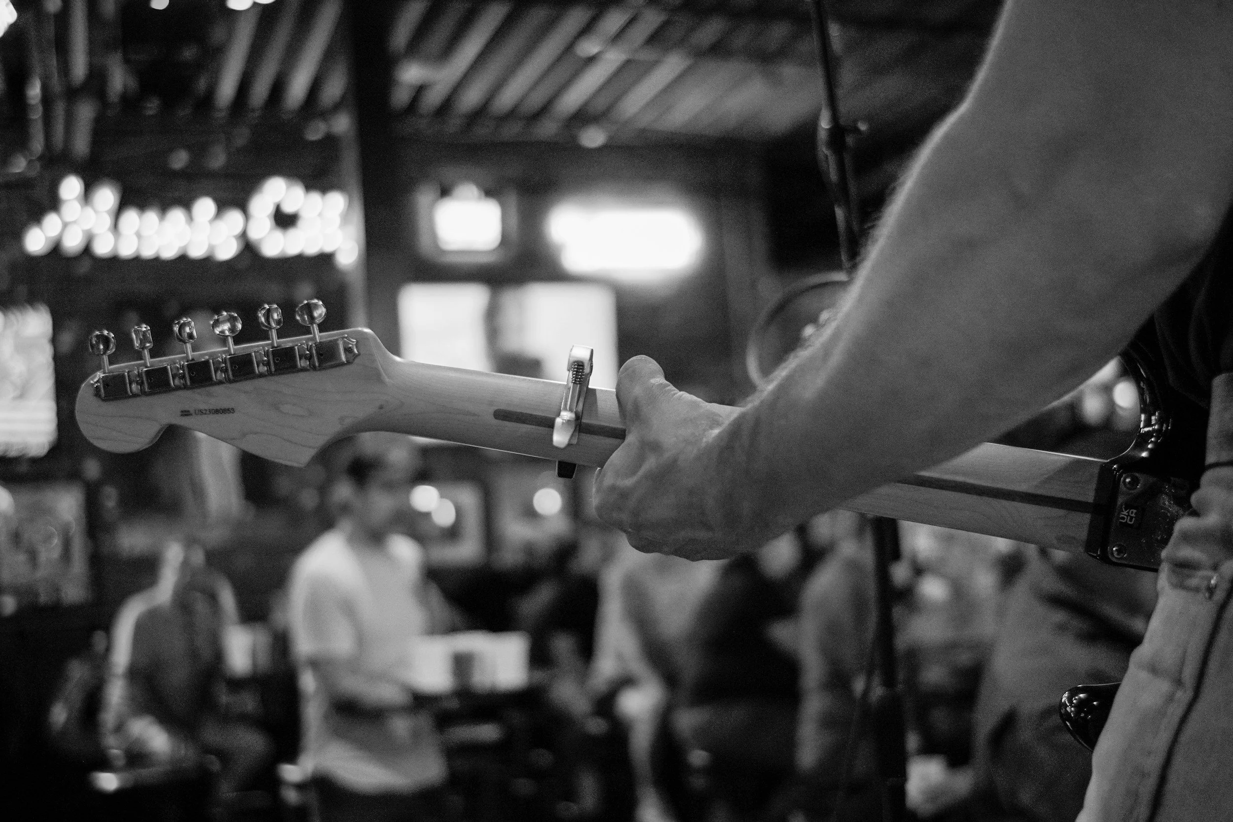 Musicien dos à la foule dans un bar - Photo en noir et blanc