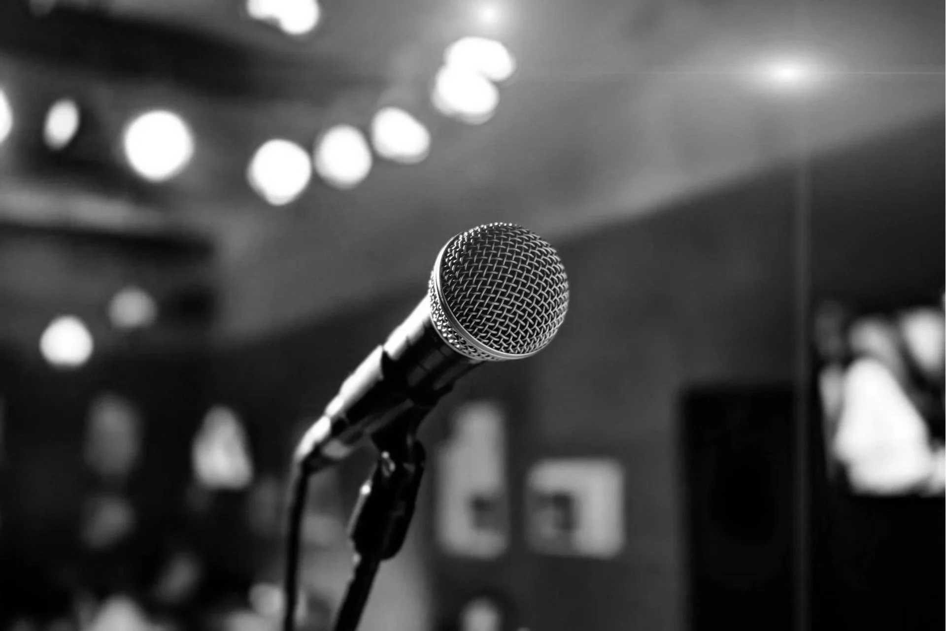 Zoom sur un microphone dans un bar - Photo en noir et blanc