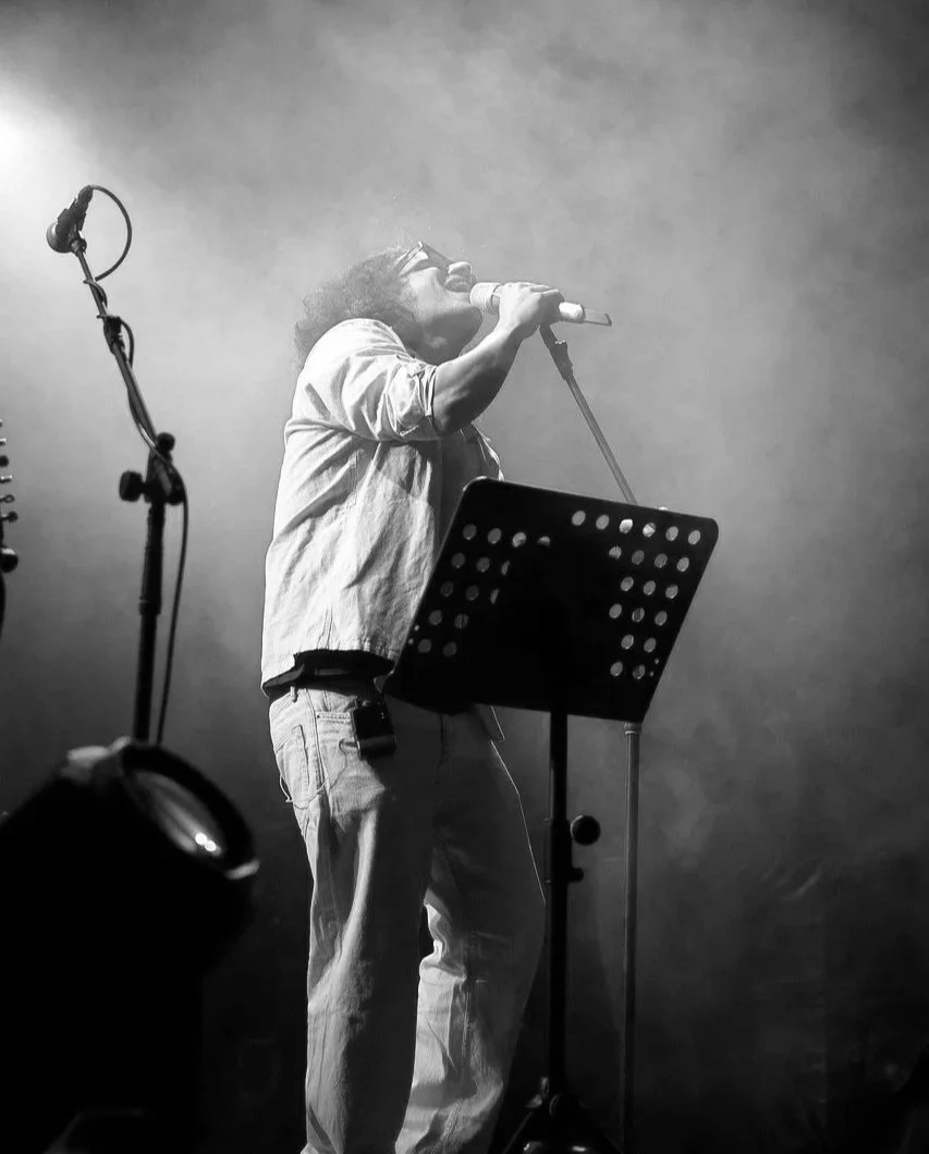 Musicien qui chante - Photo en noir et blanc