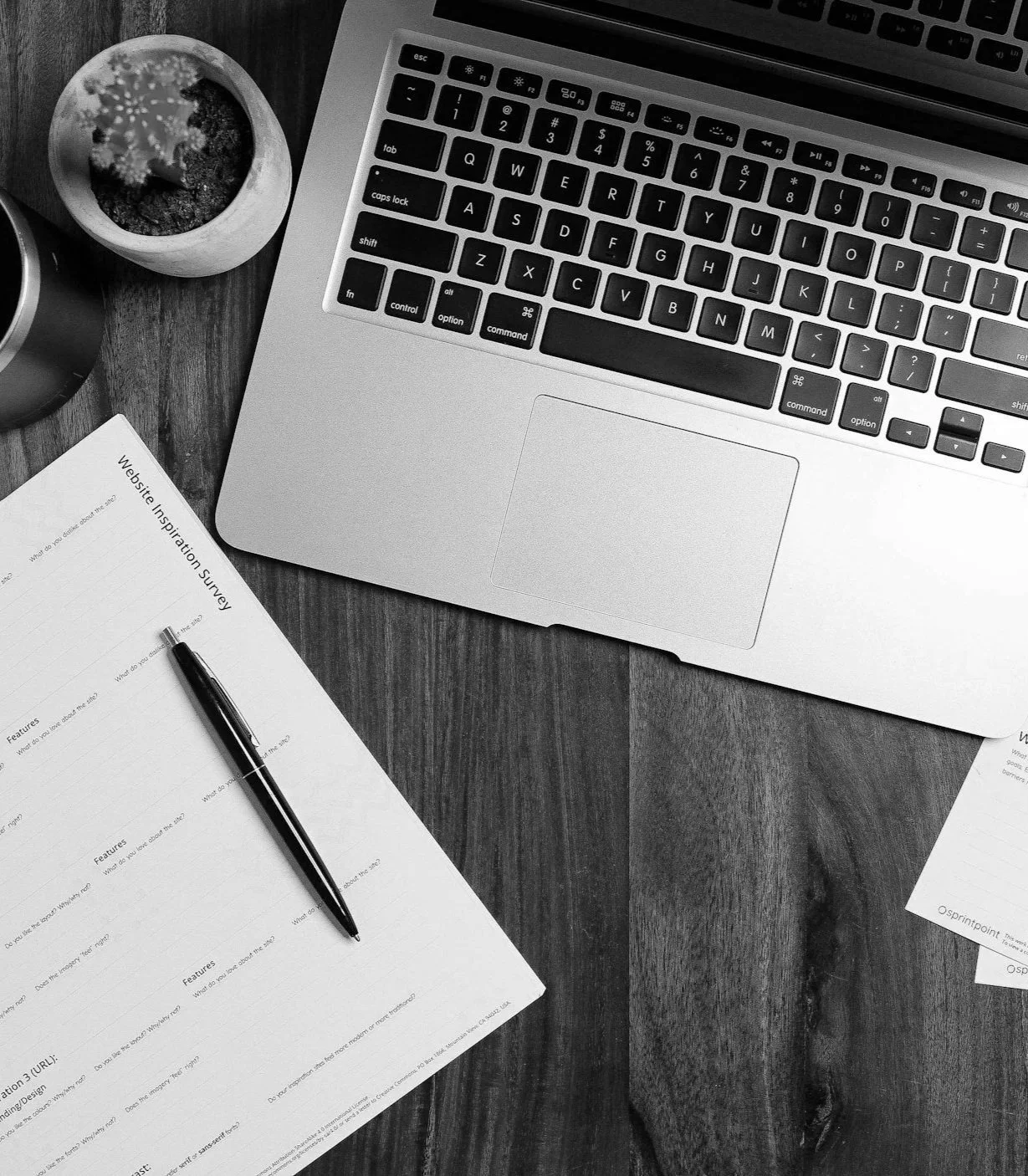 Paperasse sur un bureau - Photo en noir et blanc