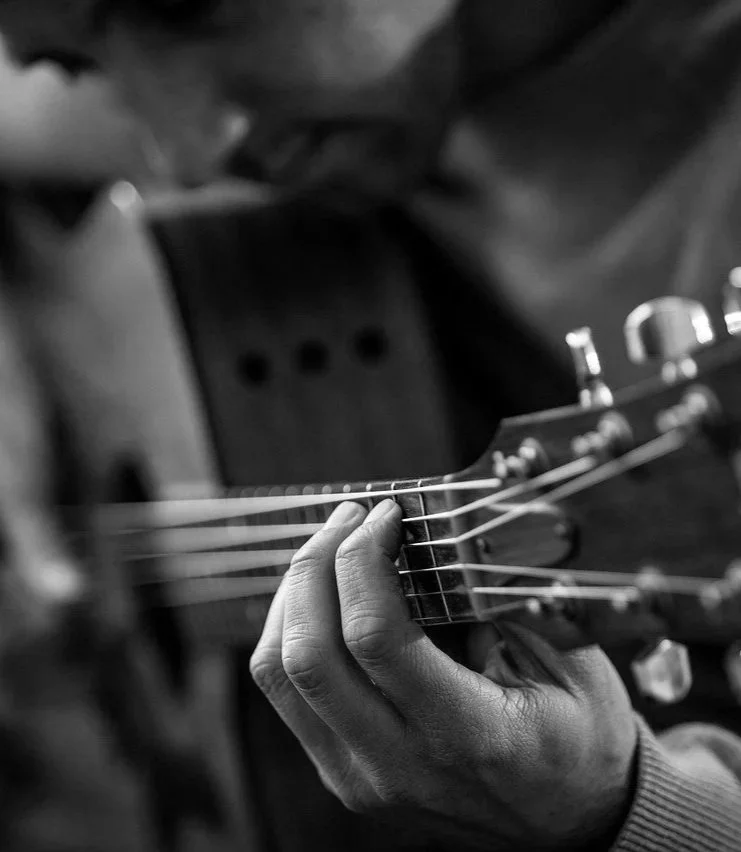 Musicien avec une guitare - Photo en noir et blanc