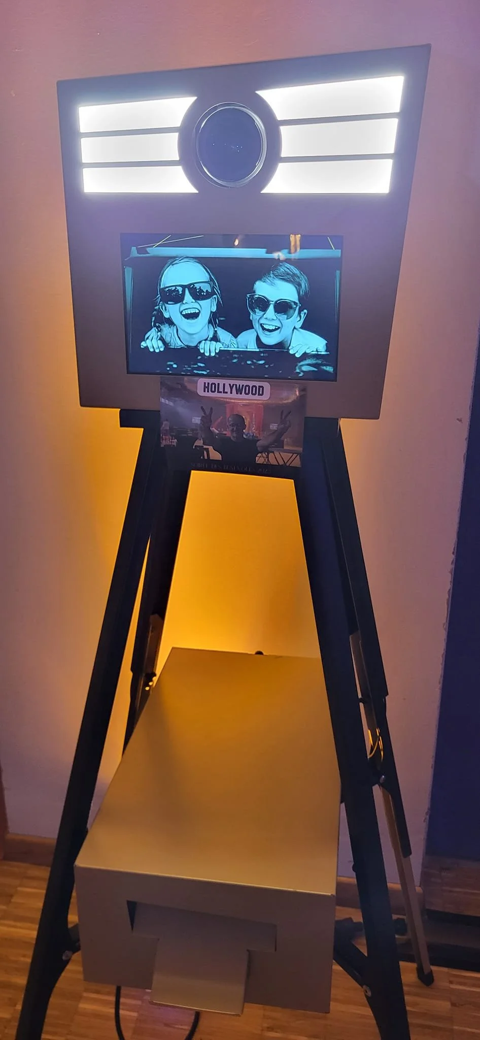 Nous pouvons placer dans votre événement une de nos bornes selfies.