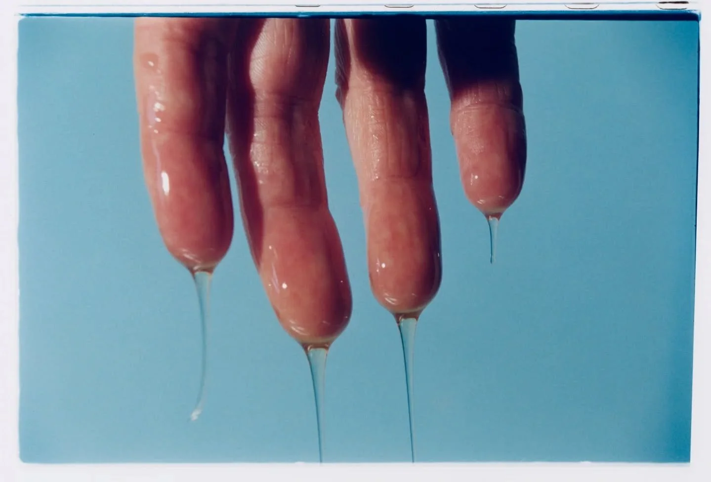 You're like honey slipping from my fingertips
For @rowsebeauty

Shot on 35mm

Darkroom.printed by me at @rapideye.darkroom 

Thank you to @clovis_picture for helping assist me on this project:)