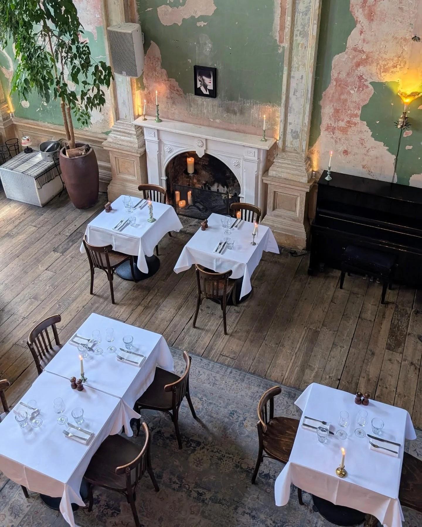 I highly recommend going to @sessionsartsclub , being in awe of the world they&rsquo;ve created. 🍽️ 

Trying dishes where you have to Google the ingredients and doodling on the table. 🤫 

Btw @clovis_picture totally tricked me and won the dot game.