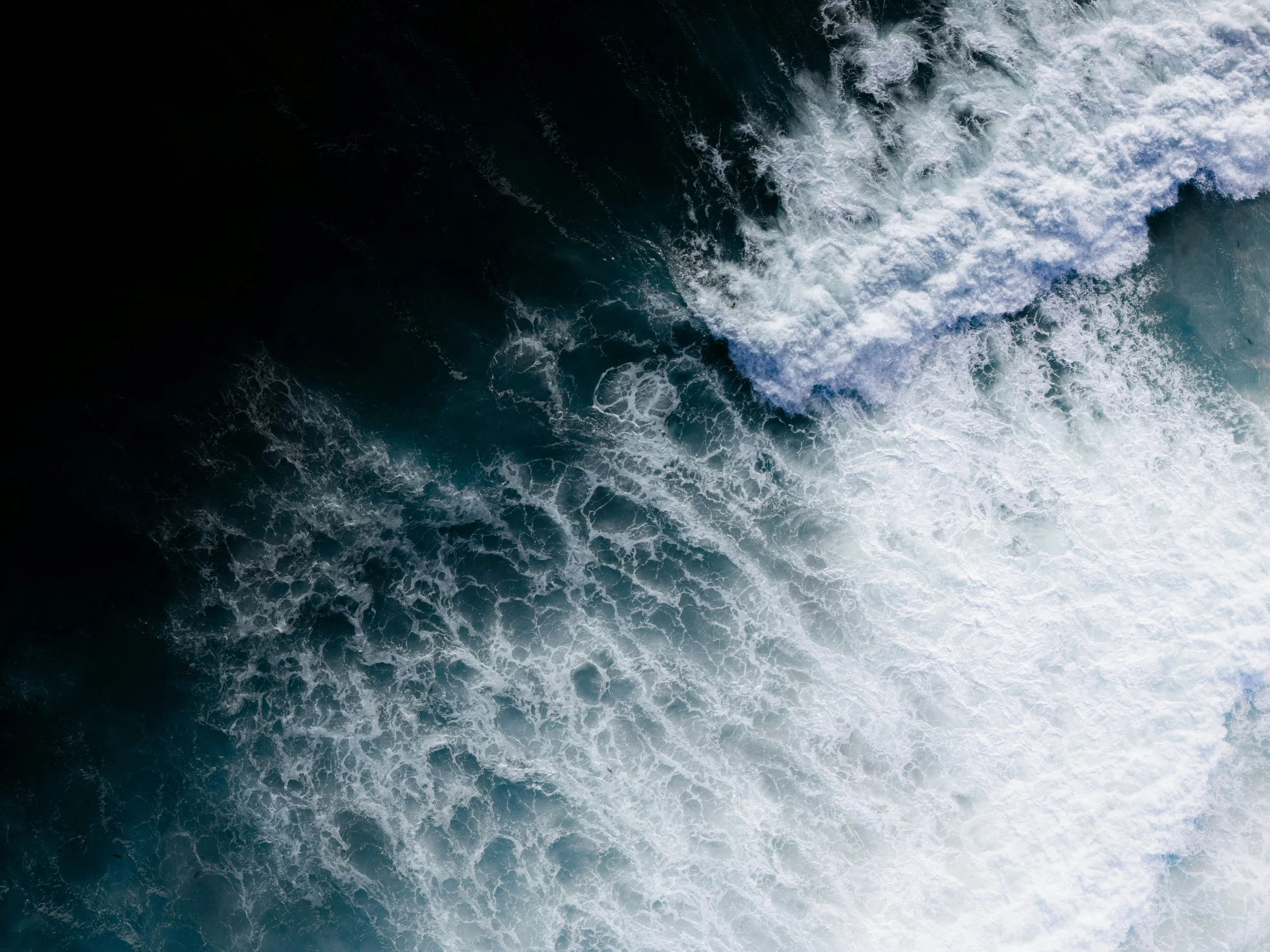 Vague de mer vue du dessus avec écume blanche et eau sombre