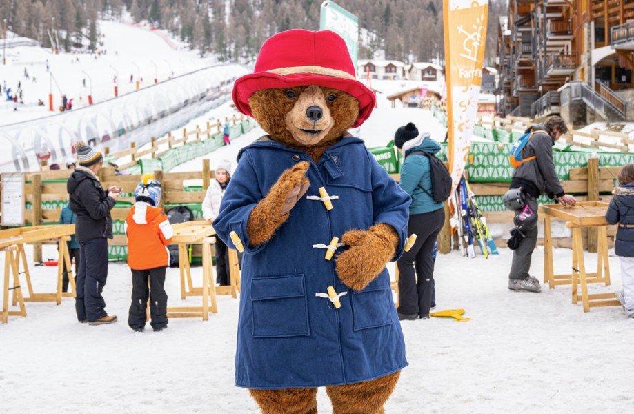 🐻 Paddington arrive sur les pistes !

Notre h&eacute;ros pr&eacute;f&eacute;r&eacute; sera pr&eacute;sent sur toutes les dates de la Tourn&eacute;e des Sommets pour :
📸 Rencontrer les visiteurs
🤳 Faire des selfies &agrave; gogo
🎉 Et partager des 