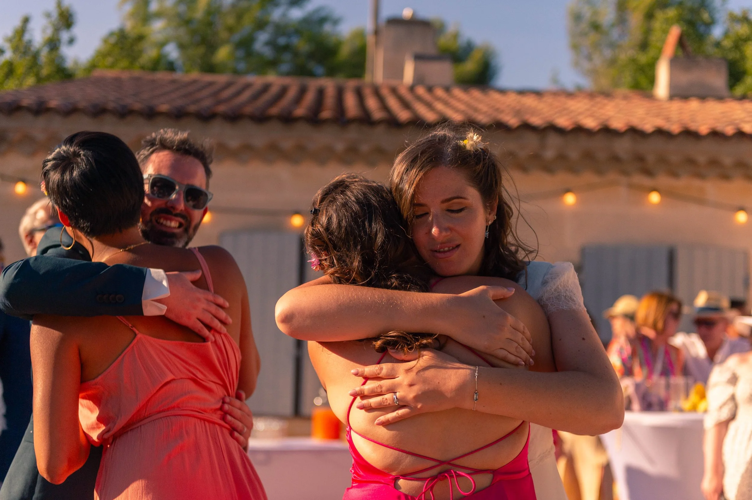 Groupe de personnes embrassant lors d'une fête en extérieur