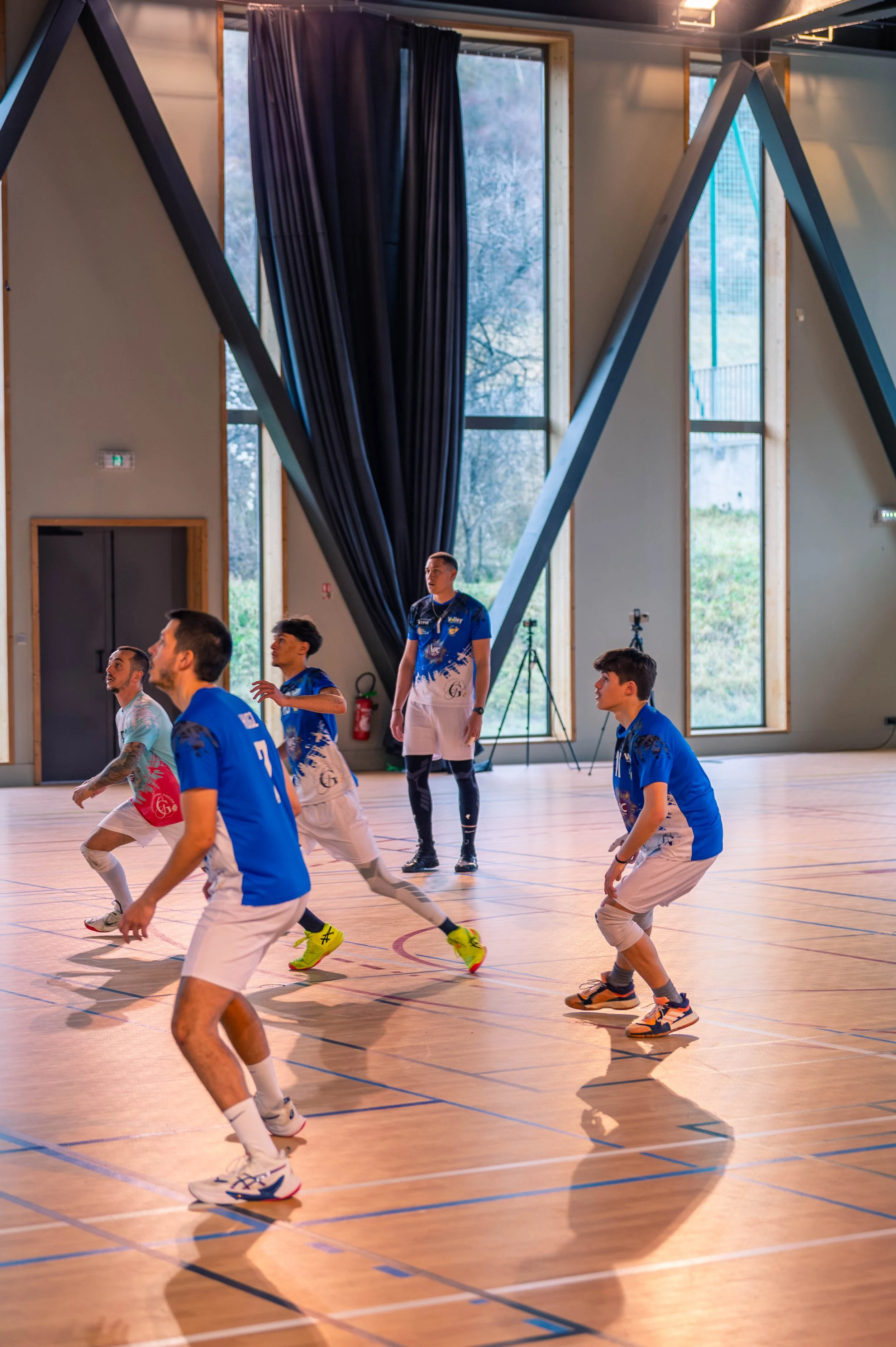 Jeu de volleyball intérieur avec des joueurs en action