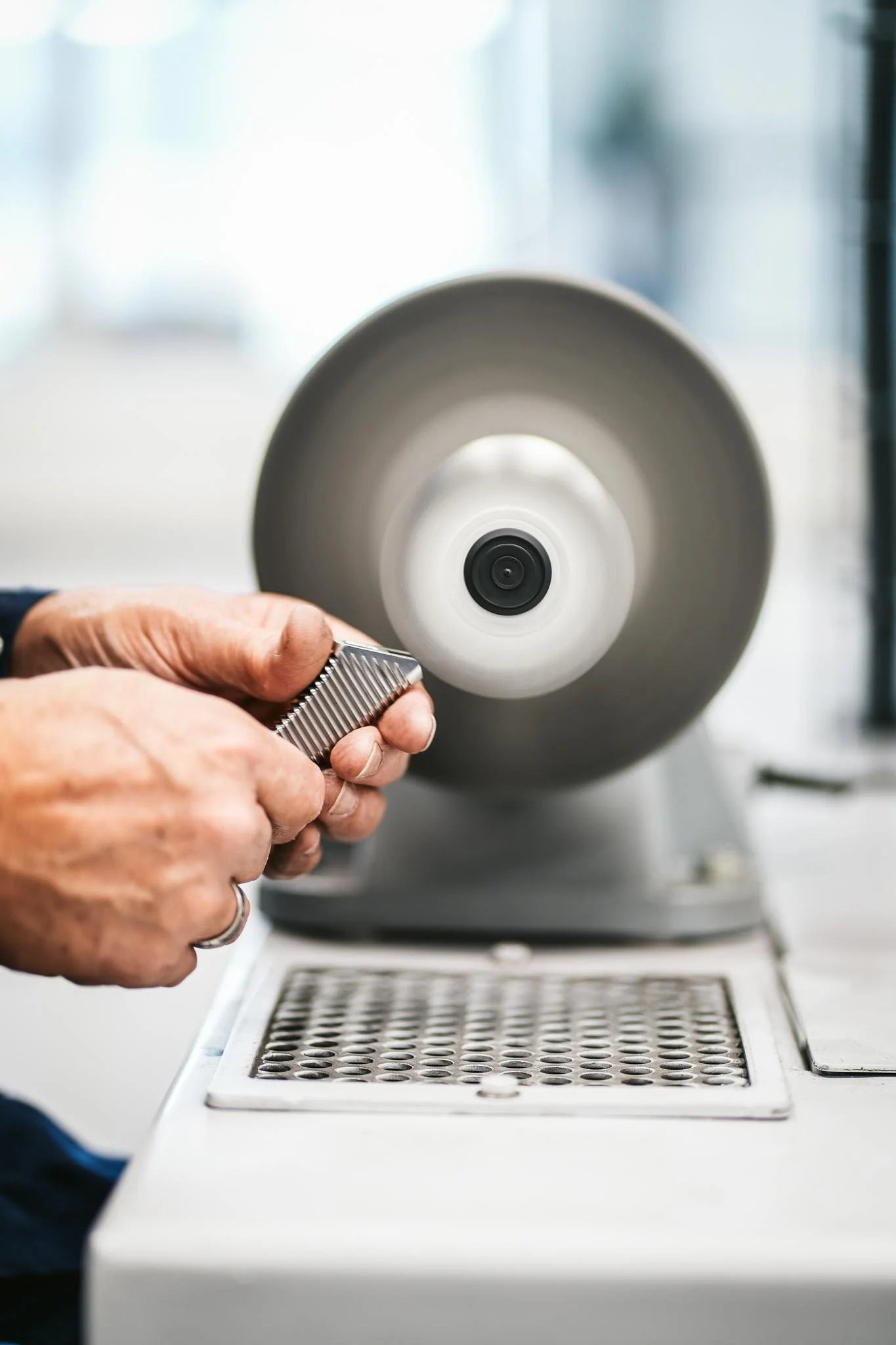 photo geste ébavurage ancillaire médical