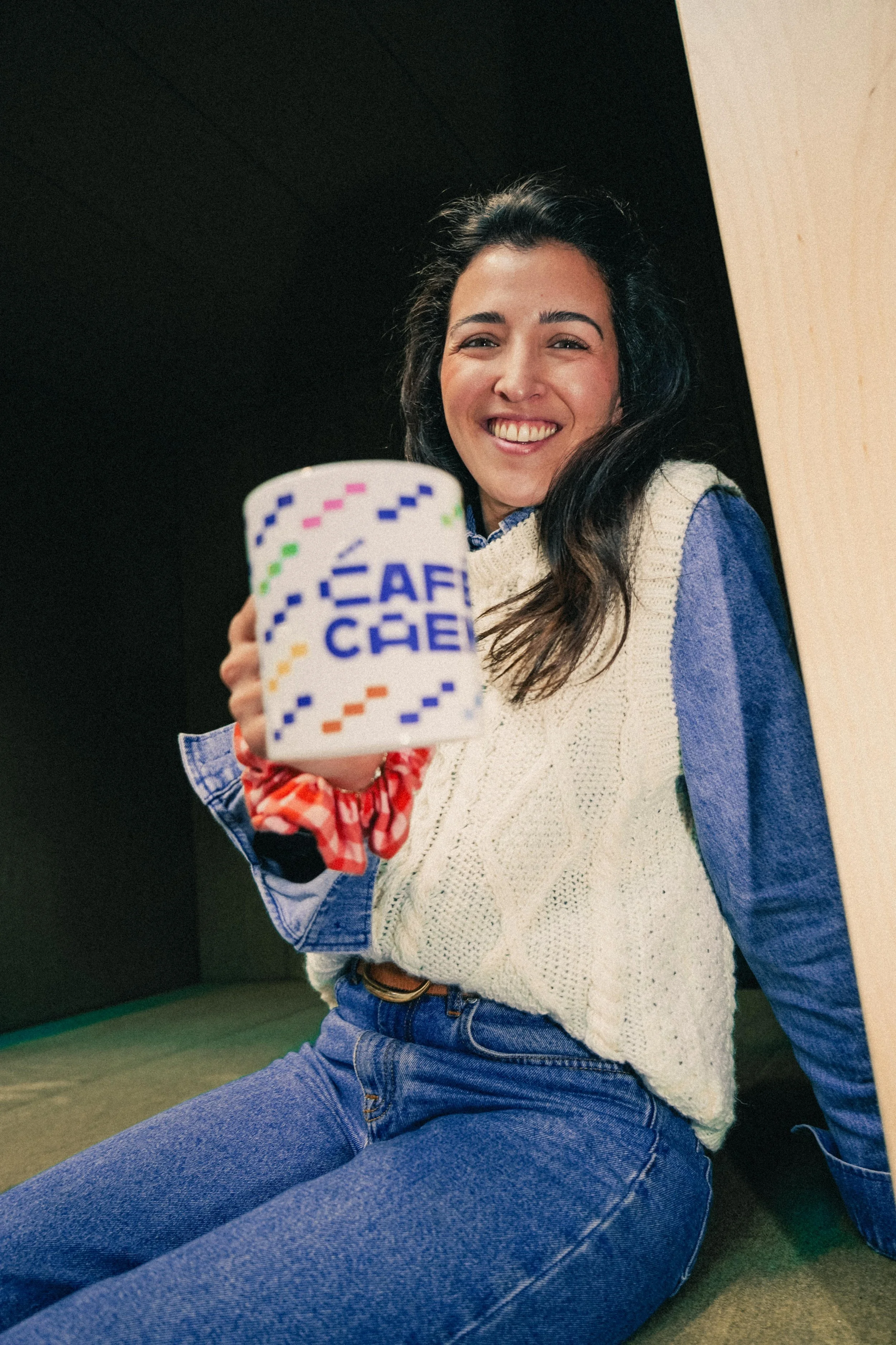 invitée de café caen avec une tasse au moho