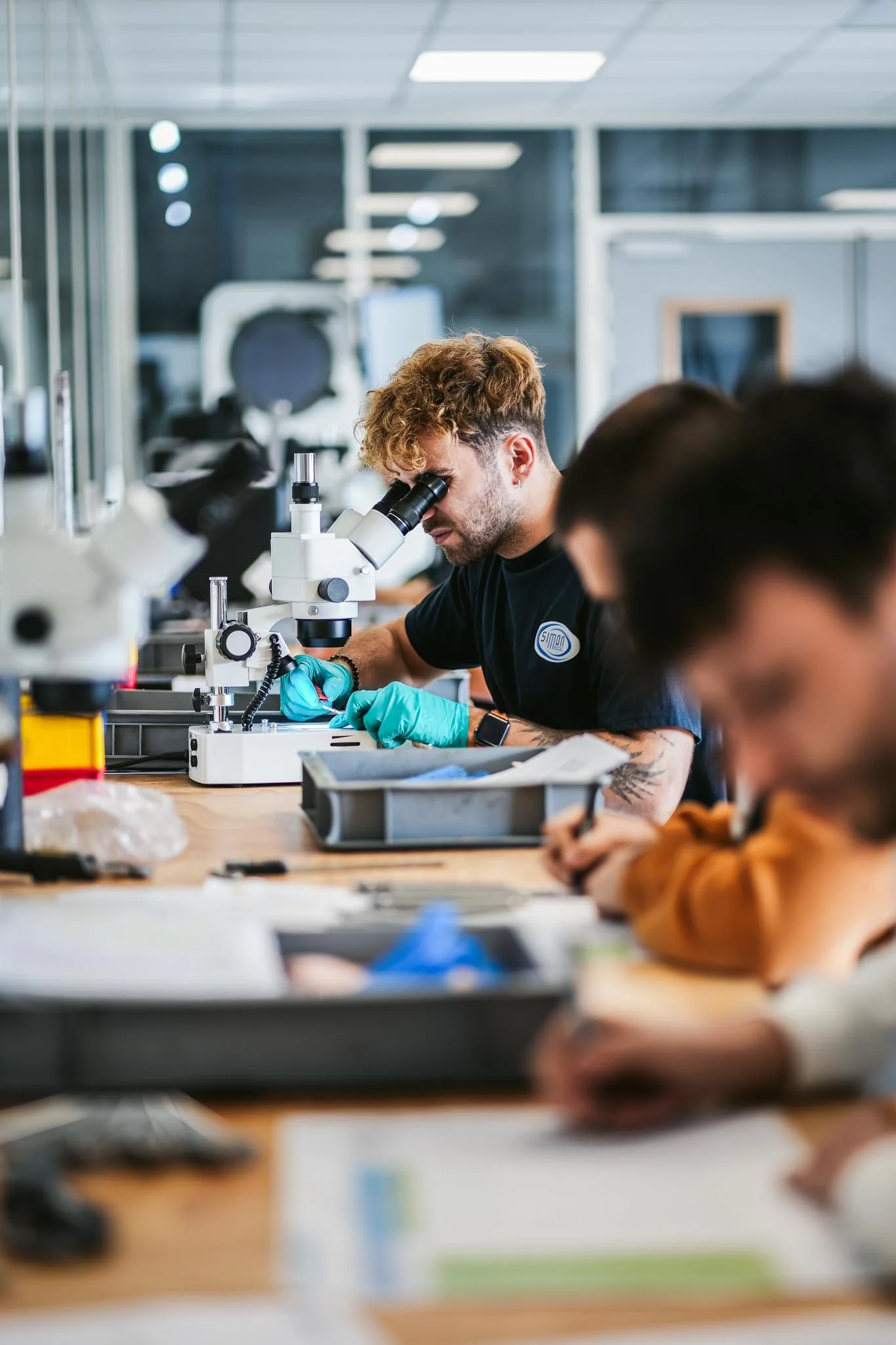 Équipe qualité utilisant des microscopes en sous traitance médicale