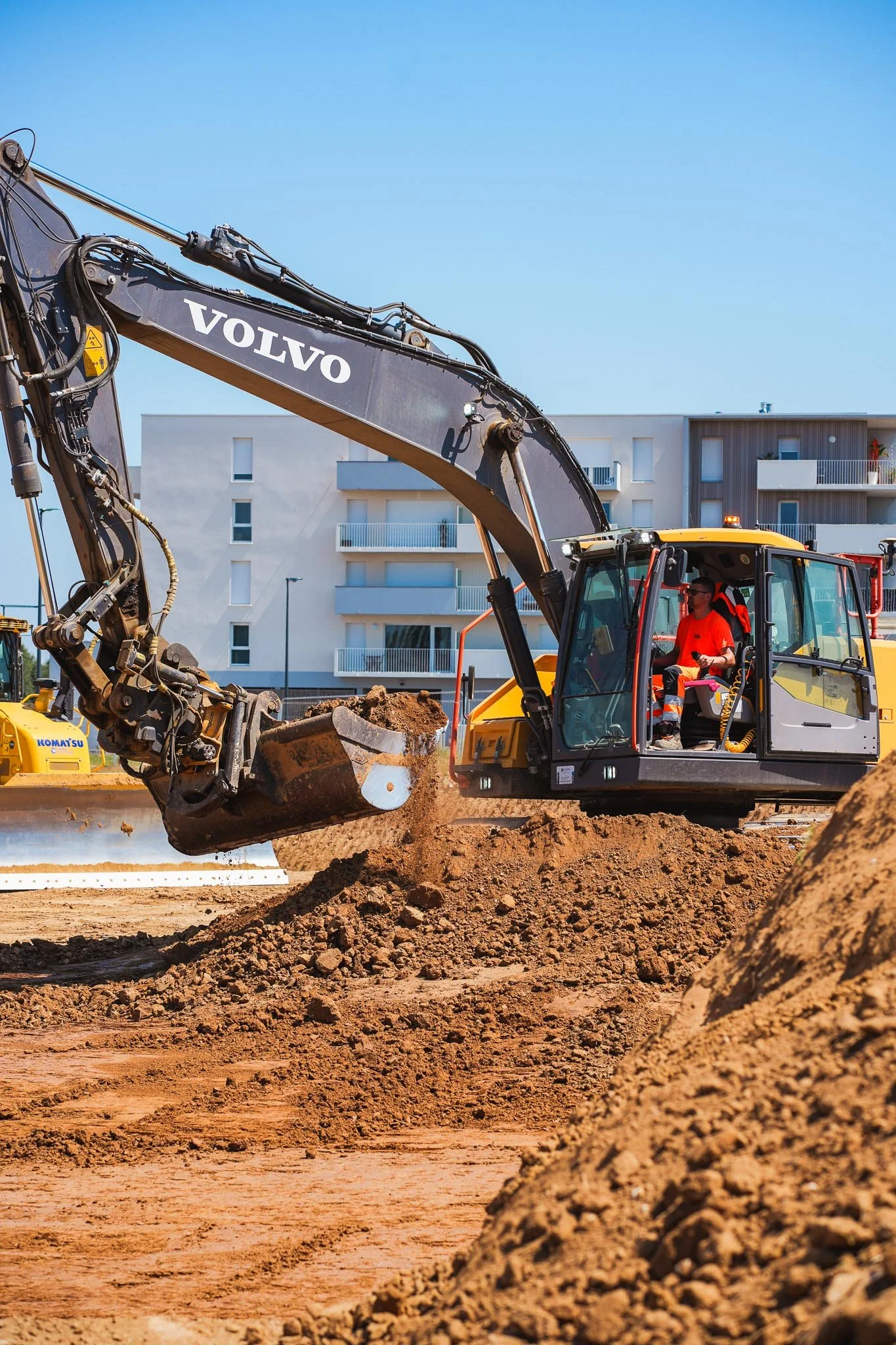 Équipe d’une entreprise de travaux publics sur chantier