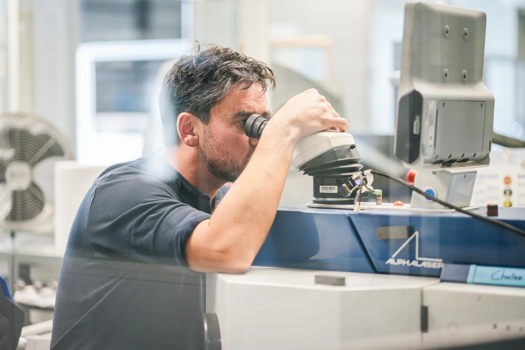 Collaborateur en atelier industriel en train d'observer un ancillaire