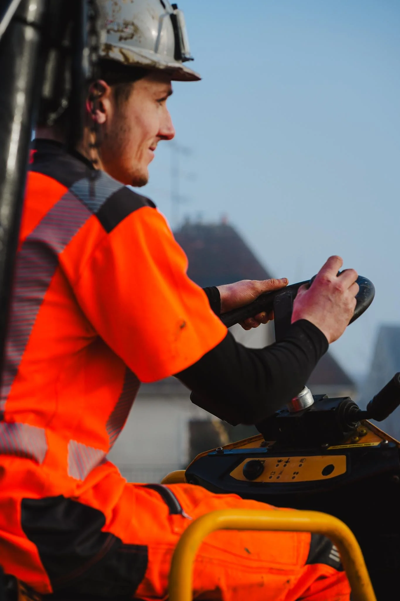 Portrait d’un futur chef de chantier de travaux publics sur le terrain