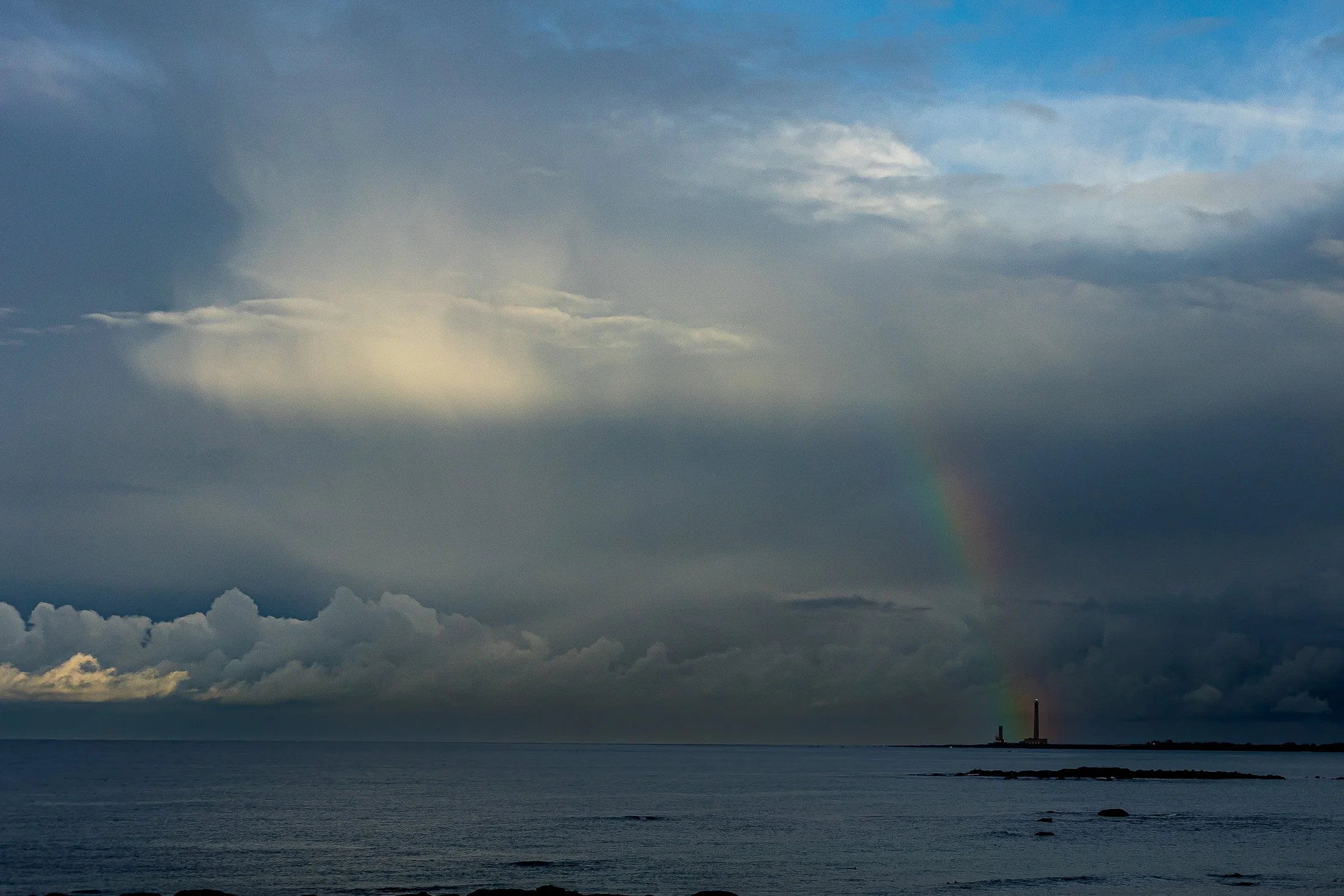 Arc-en-ciel-sur-le phare-de-Gatteville.jpg