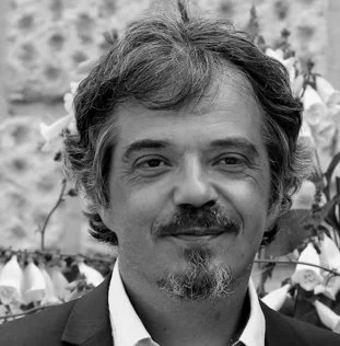 Portrait en noir et blanc de Sébastien, photographe amateur