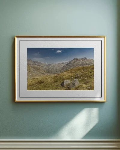 Tableau représentant un paysage de montagnes et de plaines sous un ciel bleu