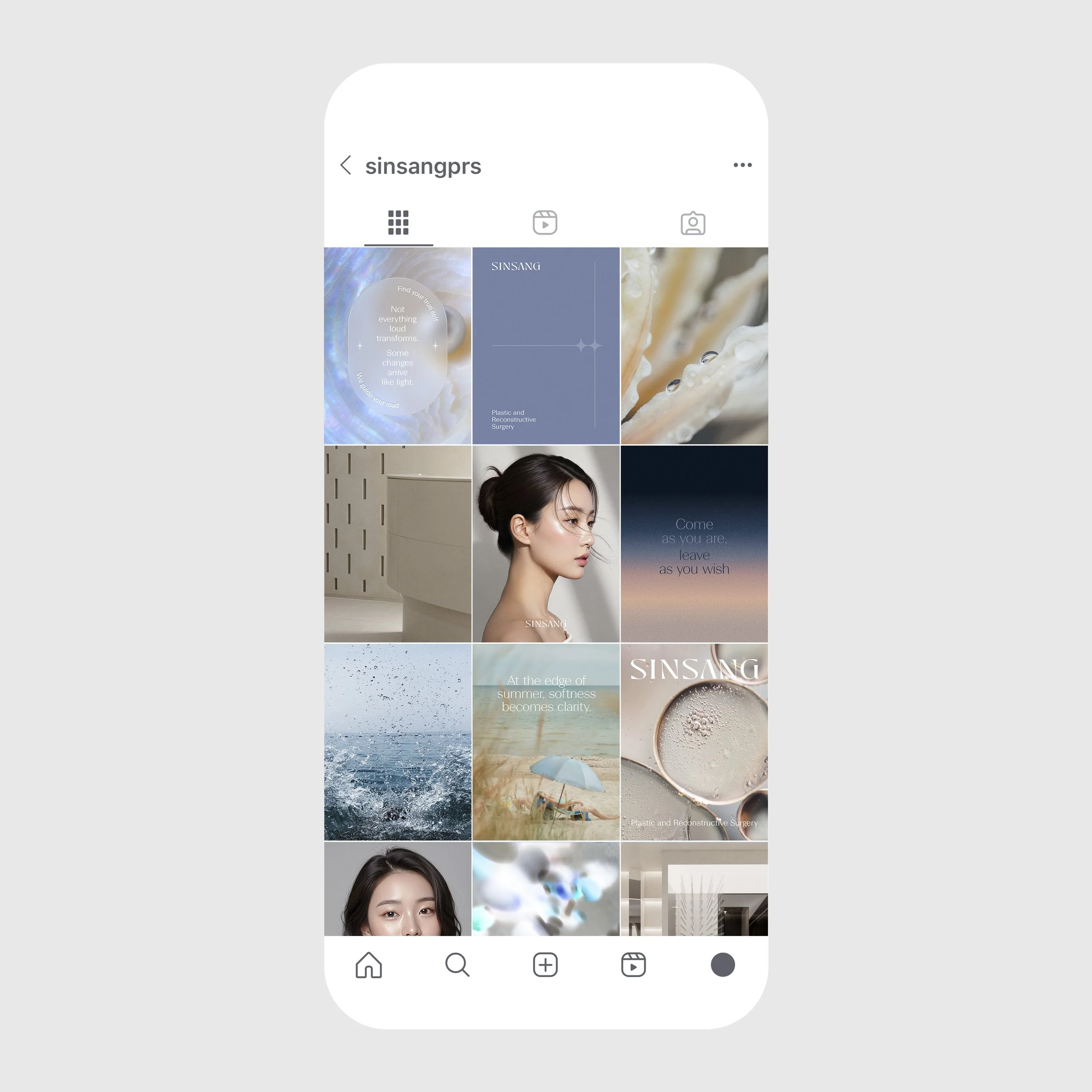 노이에하우스가 디렉팅한 신상성형외과의 인스타그램 비주얼 아이덴티티 및 피드 그리드 디자인. 브랜드의 미니멀하고 감각적인 무드를 반영한 소셜 미디어 브랜딩 사례. Instagram visual identity and feed grid design for Sinsang Plastic Surgery directed by neue haus, reflecting a minimalist and aesthetic brand mood.