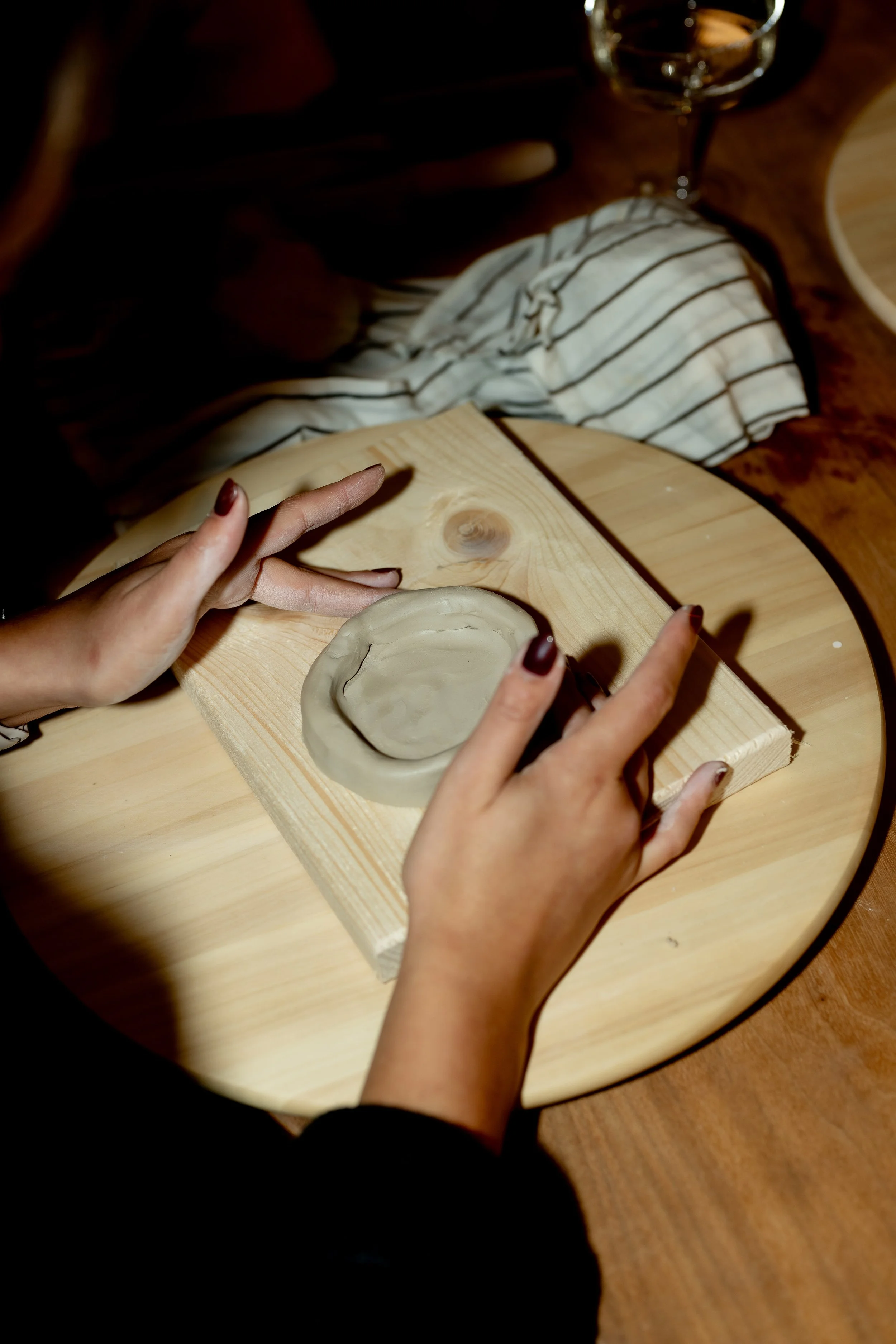 Den Haag The Hague. Keramiek. klei. ceramics. Workshops. Handopbouw. Handbuilding workshops and Events. Groepsuitjes team outing. hand boetseren. Klei boetseren. creatief uitje.