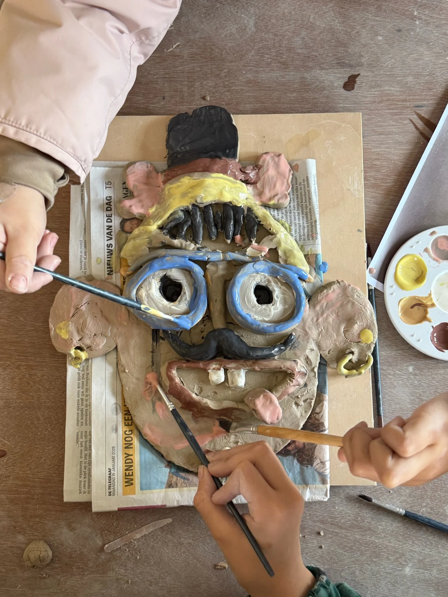 Kids clay ceramics workshop. Den Haag The Hague. Keramiek. klei. ceramics. Workshops. Handopbouw. Handbuilding workshops and Events. Groepsuitjes team outing. hand boetseren. Klei boetseren. creatief uitje.