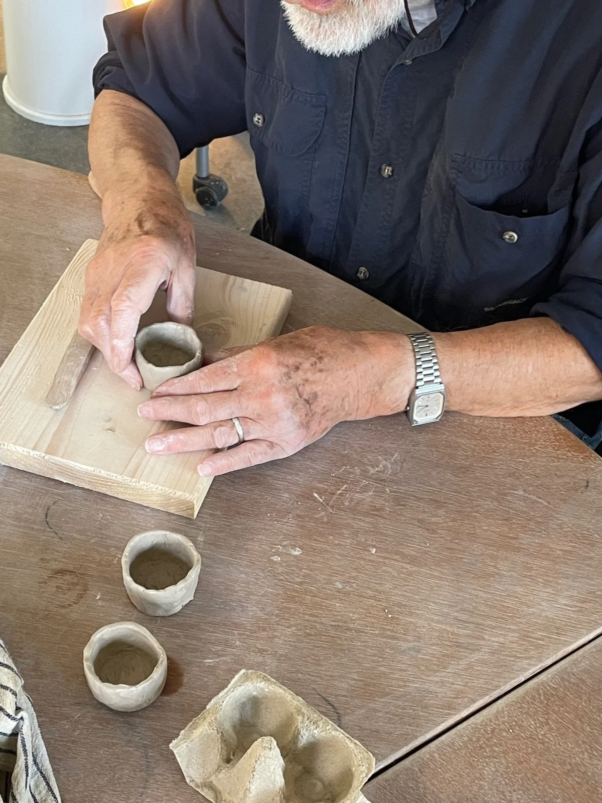 Den Haag The Hague. Keramiek. klei. ceramics. Workshops. Handopbouw. Handbuilding workshops and Events. Groepsuitjes team outing. hand boetseren. Klei boetseren. creatief uitje.
