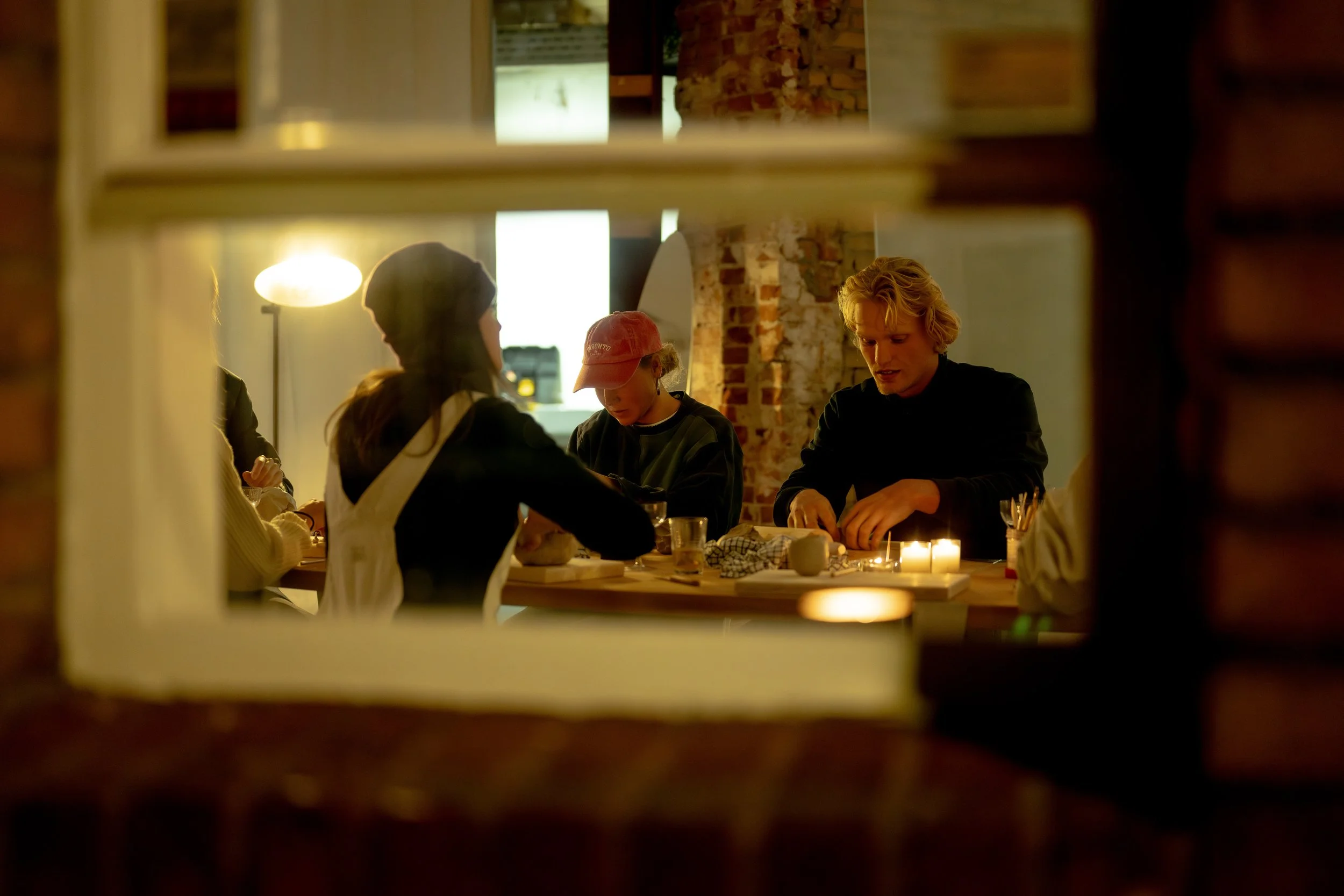 Den Haag The Hague. Keramiek. klei. ceramics. Workshops. Handopbouw. Handbuilding workshops and Events. Groepsuitjes team outing. hand boetseren. Klei boetseren. creatief uitje.