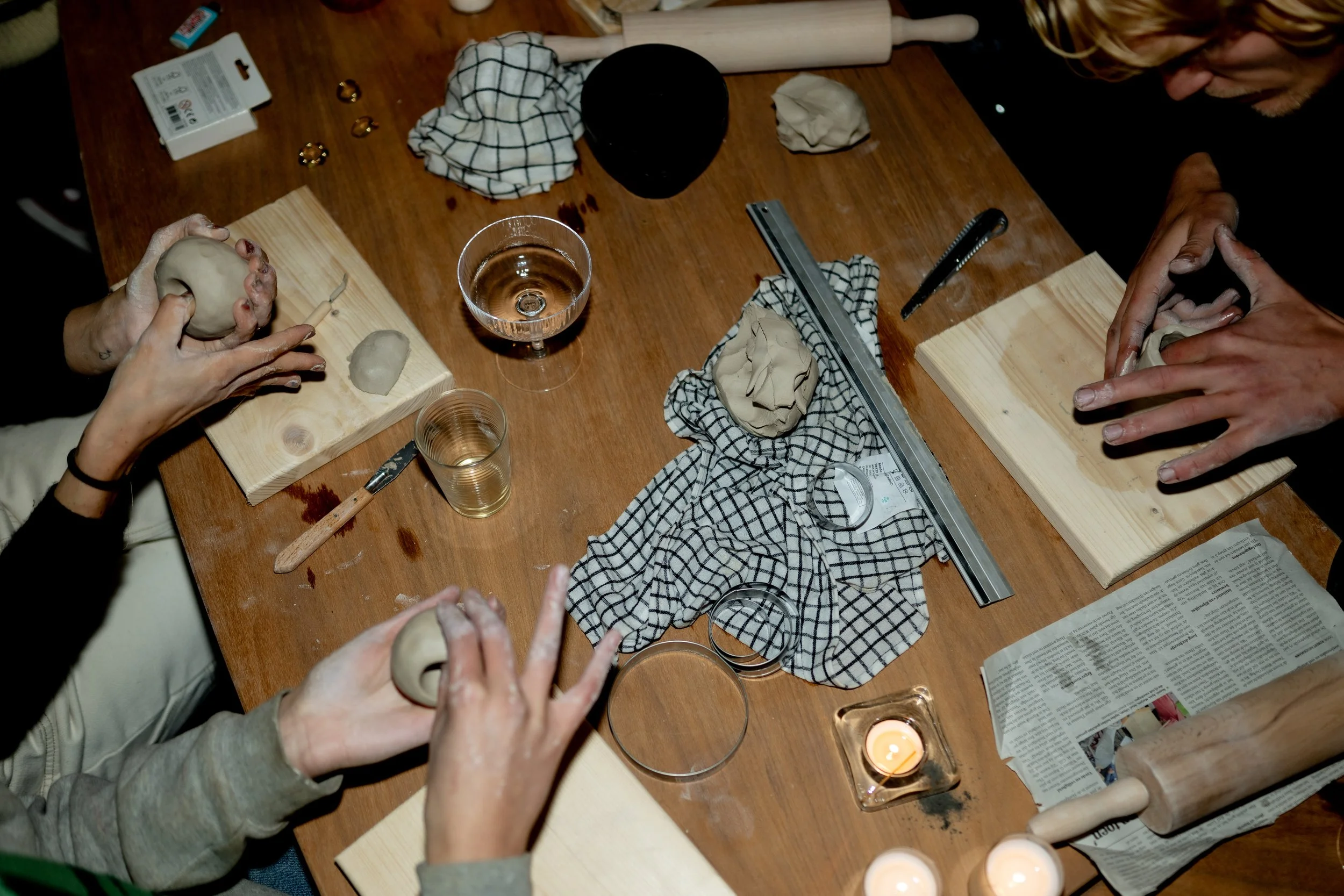 Den Haag The Hague. Keramiek. klei. ceramics. Workshops. Handopbouw. Handbuilding workshops and Events. Groepsuitjes team outing. hand boetseren. Klei boetseren. creatief uitje.