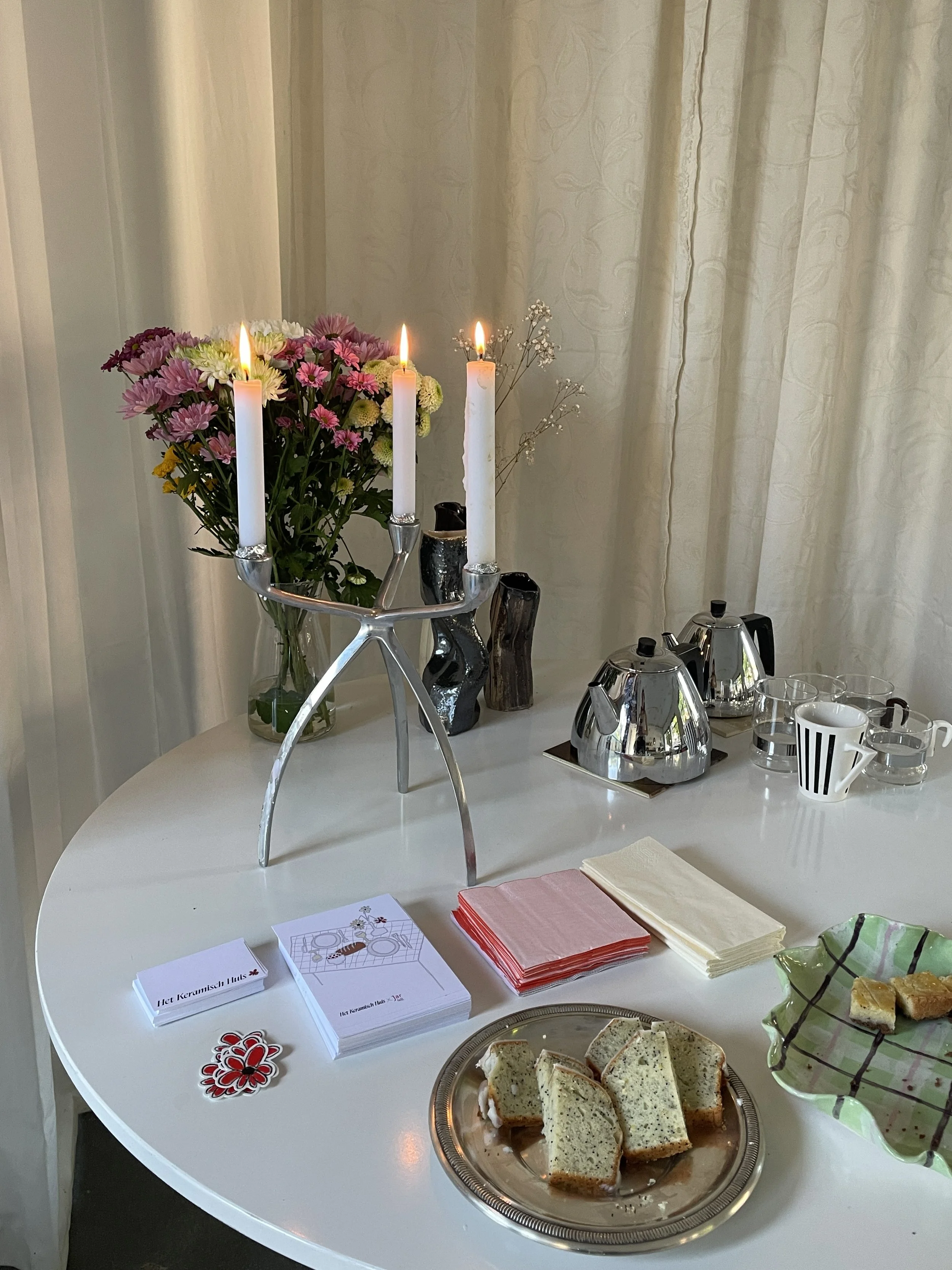 Den Haag The Hague. Keramiek. klei. ceramics. Workshops. Handopbouw. Handbuilding workshops and Events. Groepsuitjes team outing. hand boetseren. Klei boetseren. creatief uitje.