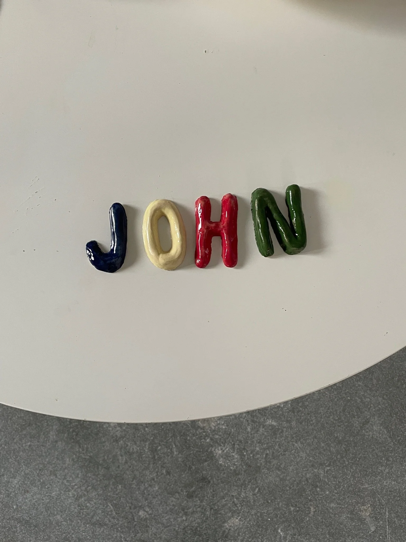 Den Haag The Hague. Keramiek. klei. ceramics. Workshops. Handopbouw. Handbuilding workshops and Events. Groepsuitjes team outing. ceramic letters. hand boetseren. Klei boetseren.