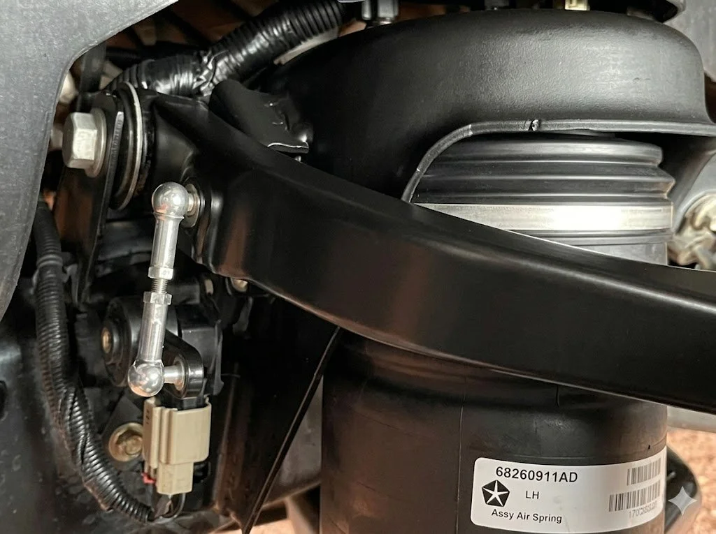 Rear suspension of Ram 1500 (DS) with lowering links installed on air suspension system