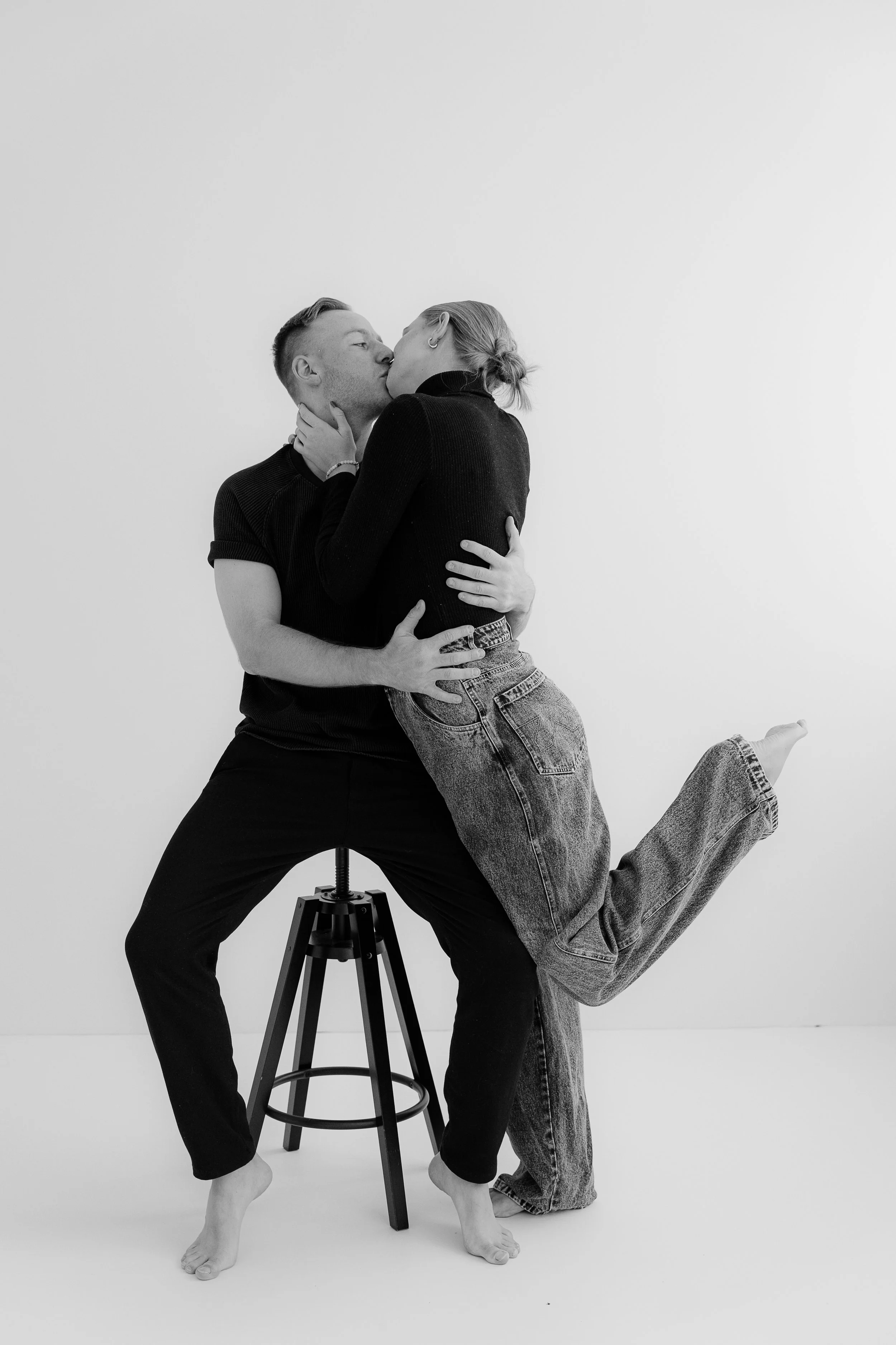 Paarshooting im hellen Tageslicht-Studio in Stuttgart – natürlich und emotionale Studio Portraits und Studiofotografie in Stuttgart 