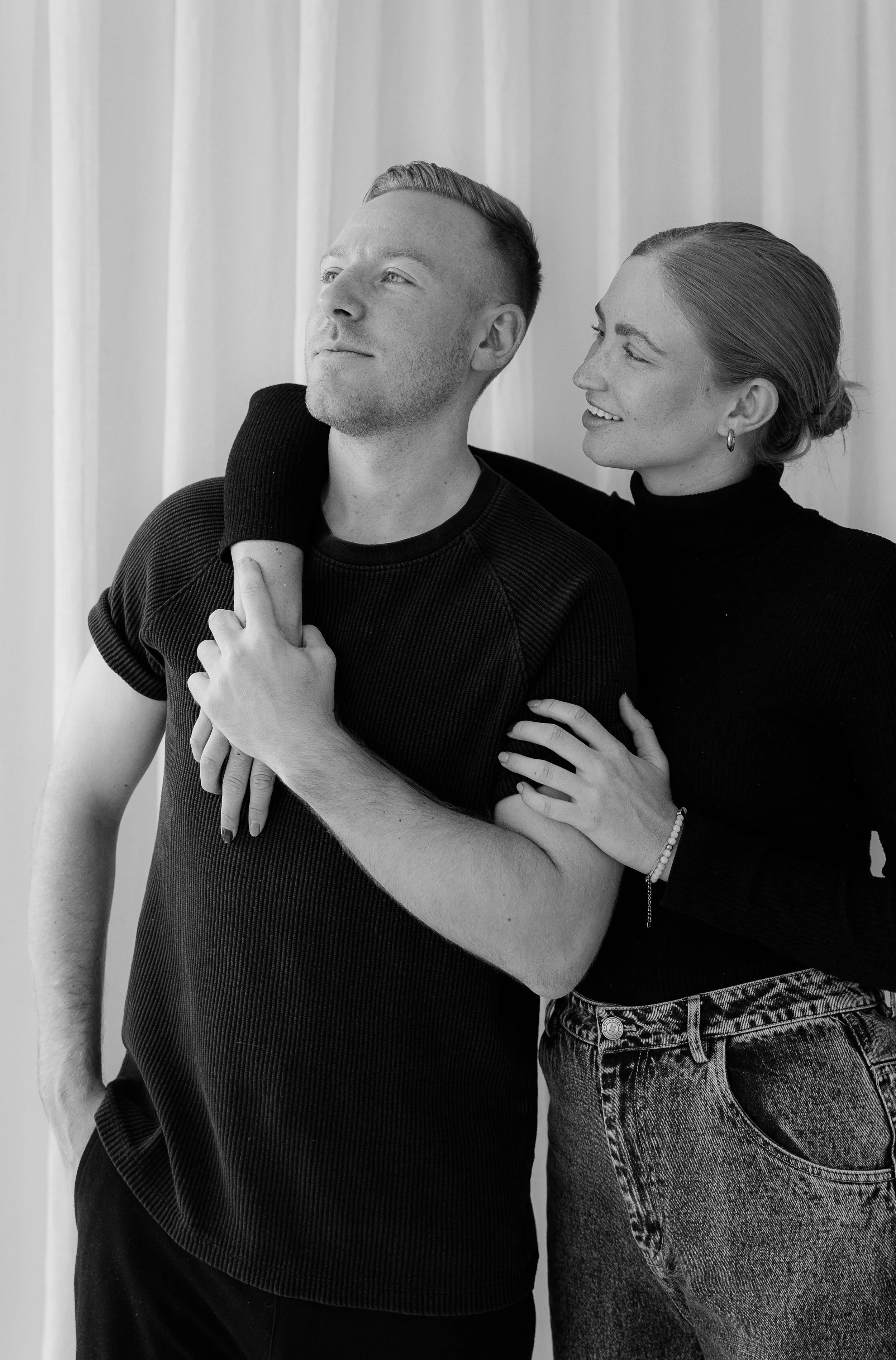 Intimes Paarportrait im Studio in Stuttgart - reduzierte und natürliche Fotografie von Anna macht Fotos