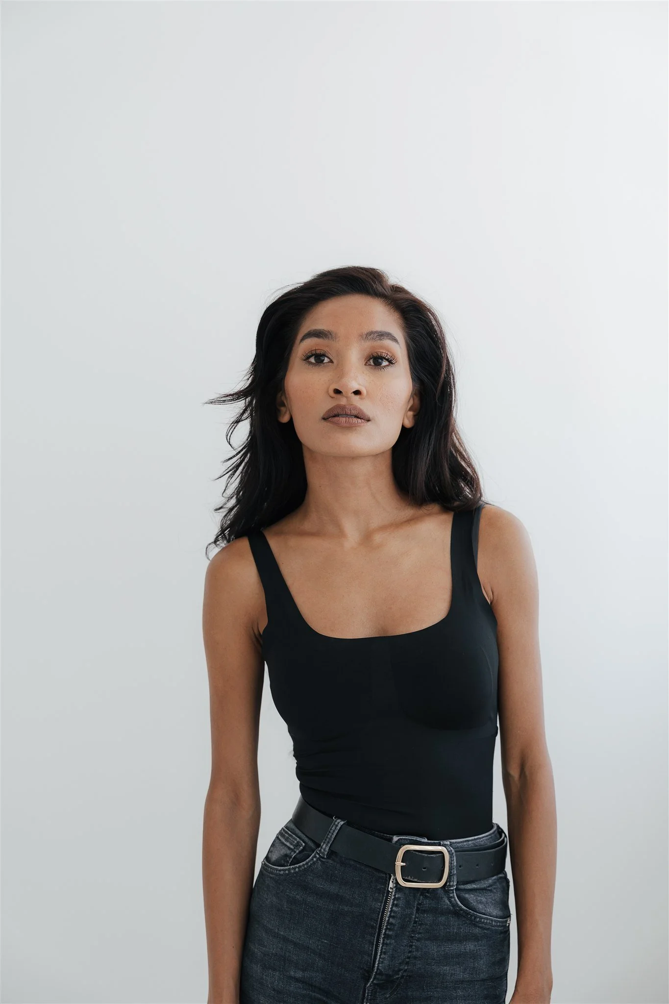 Einzelportrait im Studio in Stuttgart - reduzierter klarer Look und natürliche Fotografie von Anna macht Fotos