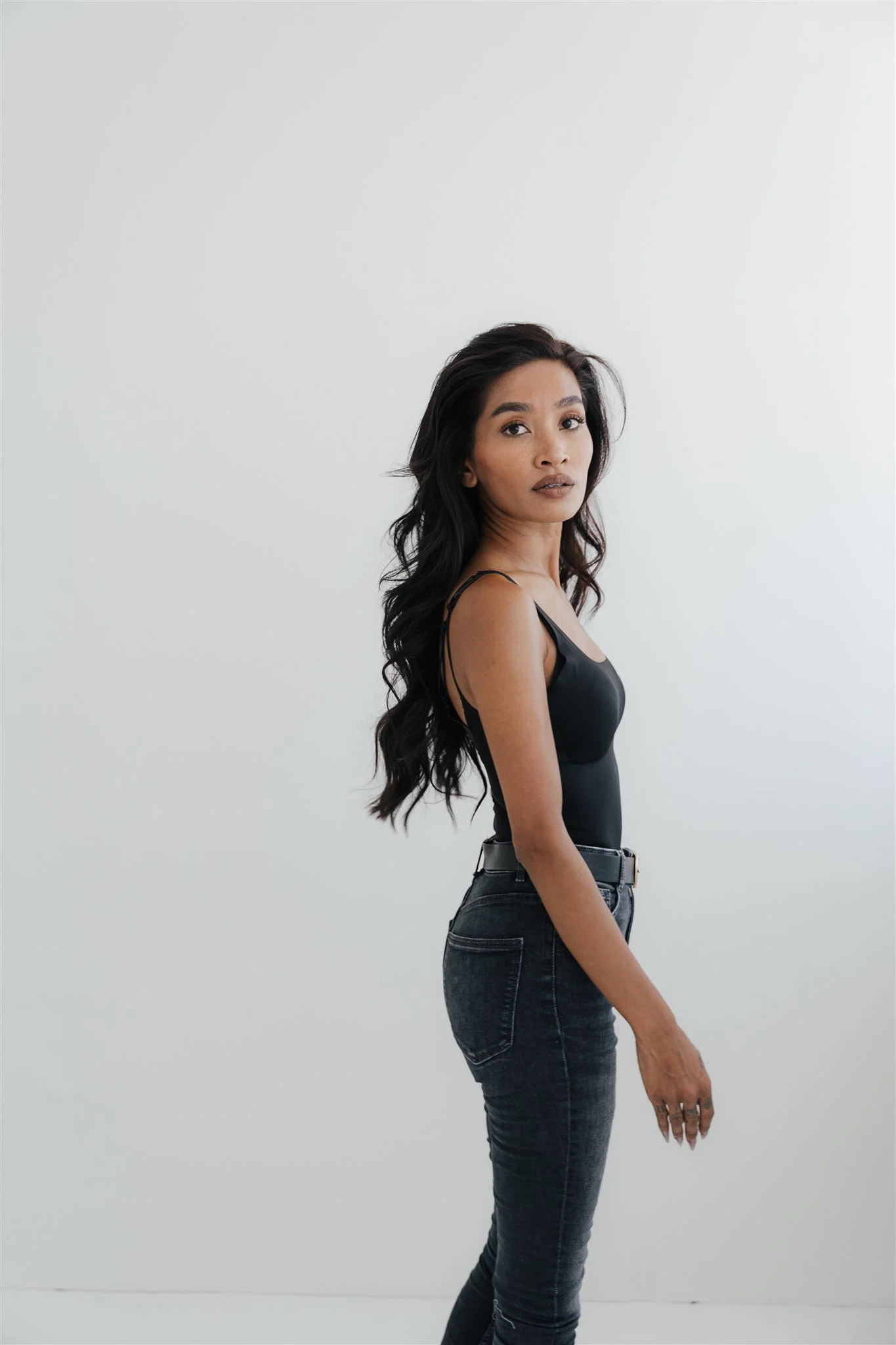 Reduziertes Polaroid Portrait im Studio in Stuttgart - moderne, cleane Studiofotografie von Anna macht Fotos