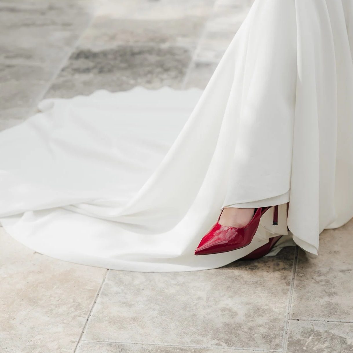 Luxury wedding detail photographed in a modern editorial style. Sculptural cake design with chess symbolism creating a unique concept for fashion-forward weddings and artistic bridal inspiration.