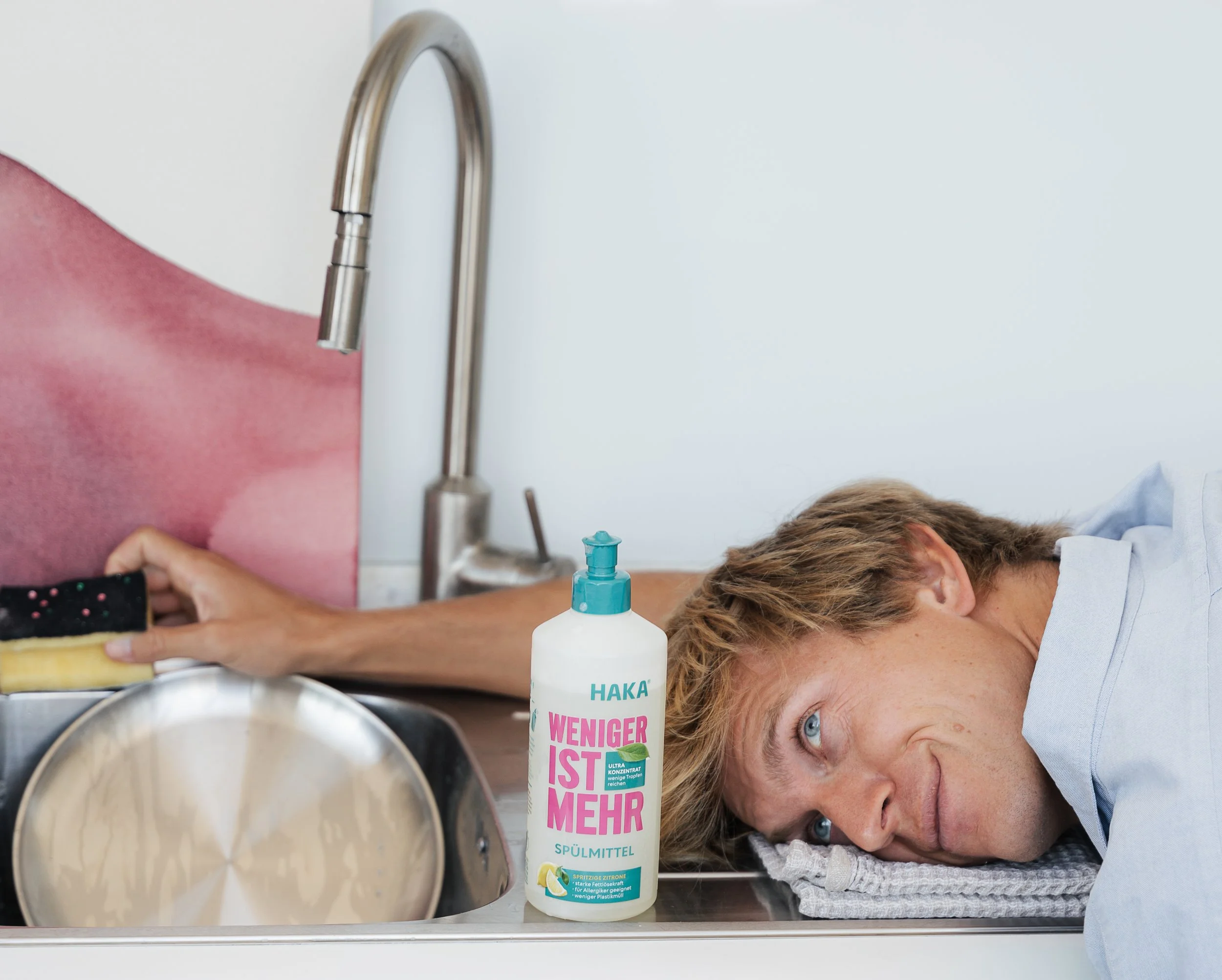 HAKA dish soap product test shoot at the kitchen sink by Anna van der Veen